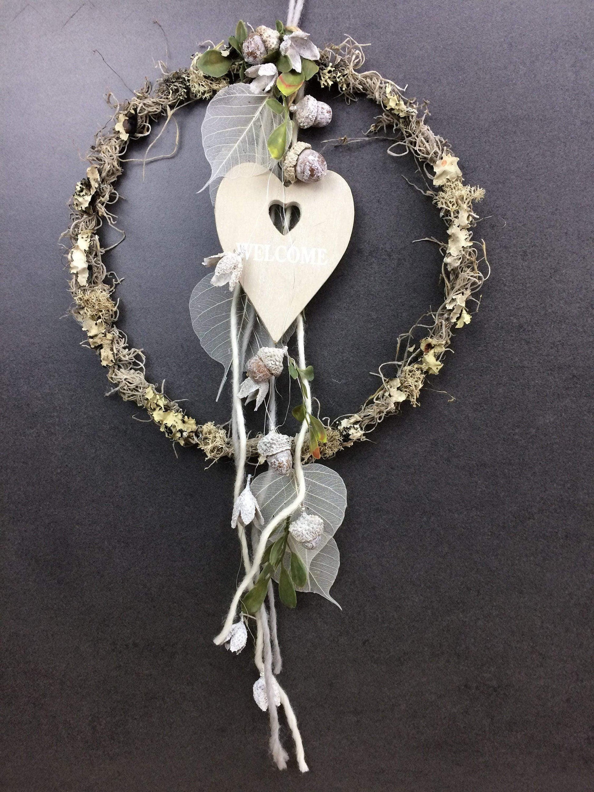 Türkranz Herbst Herbstlich Türschmuck Modern Herz Welcome Wunschgröße ganzjährig Boho Eicheln Filz Natur Moos Skelettblätter Buchecker – handgemacht aus Seiden- und Kunstblumen, langlebig & pflegeleicht von SarahsFlowerStudio