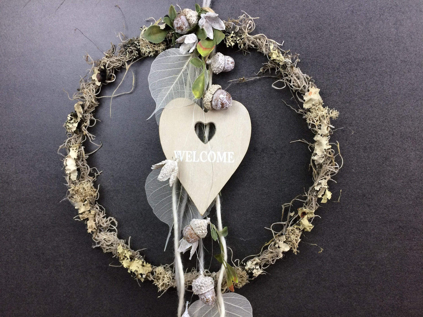 Türkranz Herbst Herbstlich Türschmuck Modern Herz Welcome Wunschgröße ganzjährig Boho Eicheln Filz Natur Moos Skelettblätter Buchecker – handgemacht aus Seiden- und Kunstblumen, langlebig & pflegeleicht von SarahsFlowerStudio