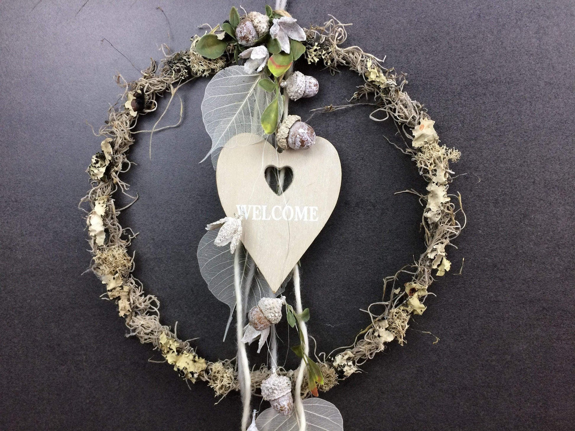 Türkranz Herbst Herbstlich Türschmuck Modern Herz Welcome Wunschgröße ganzjährig Boho Eicheln Filz Natur Moos Skelettblätter Buchecker – handgemacht aus Seiden- und Kunstblumen, langlebig & pflegeleicht von SarahsFlowerStudio