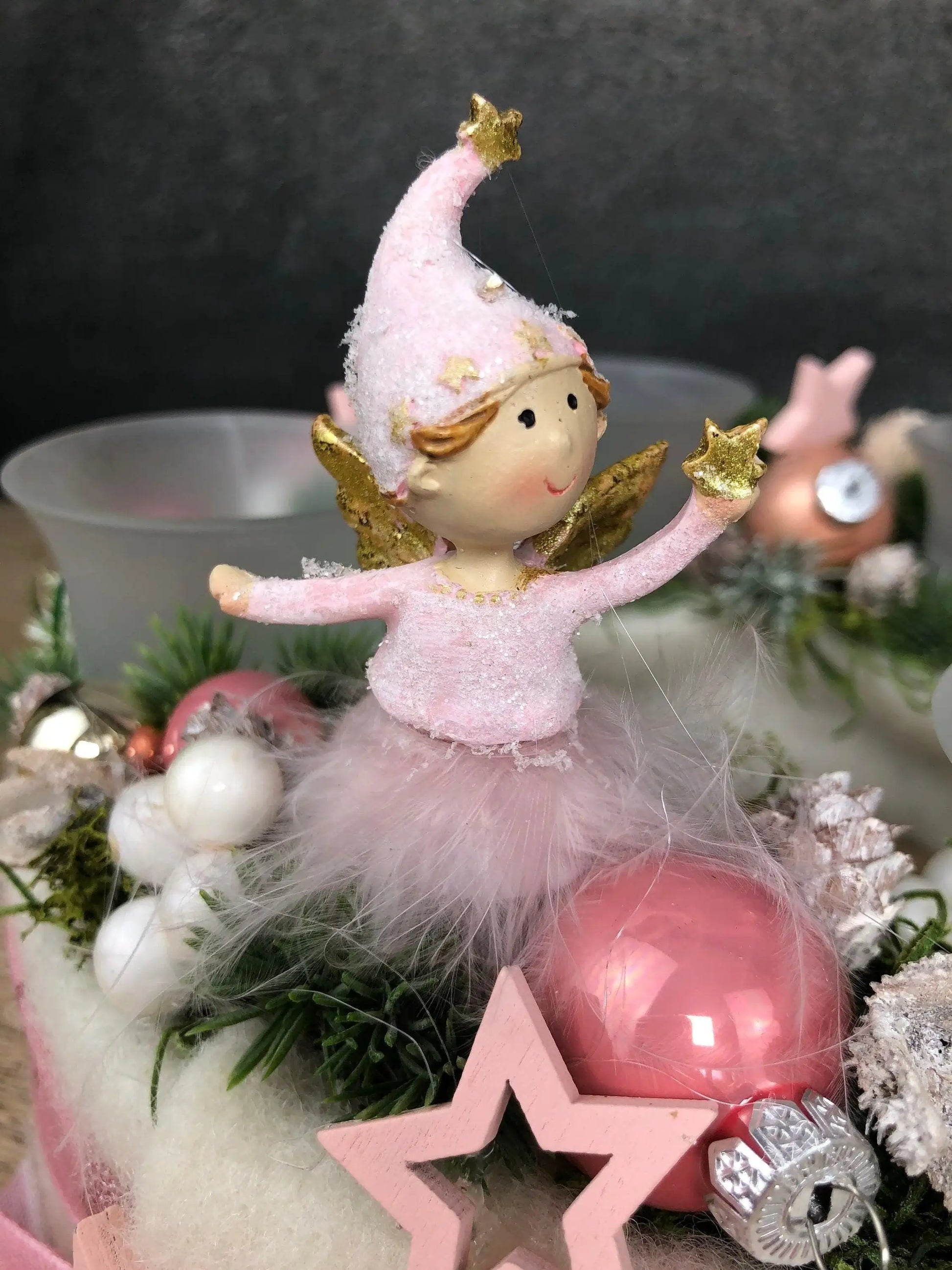 Adventskranz Adventskalender Engel Stern Rosa Zapfen Glitzer Frost mehrjährig rund – handgemacht aus Seiden- und Kunstblumen, langlebig & pflegeleicht von SarahsFlowerStudio