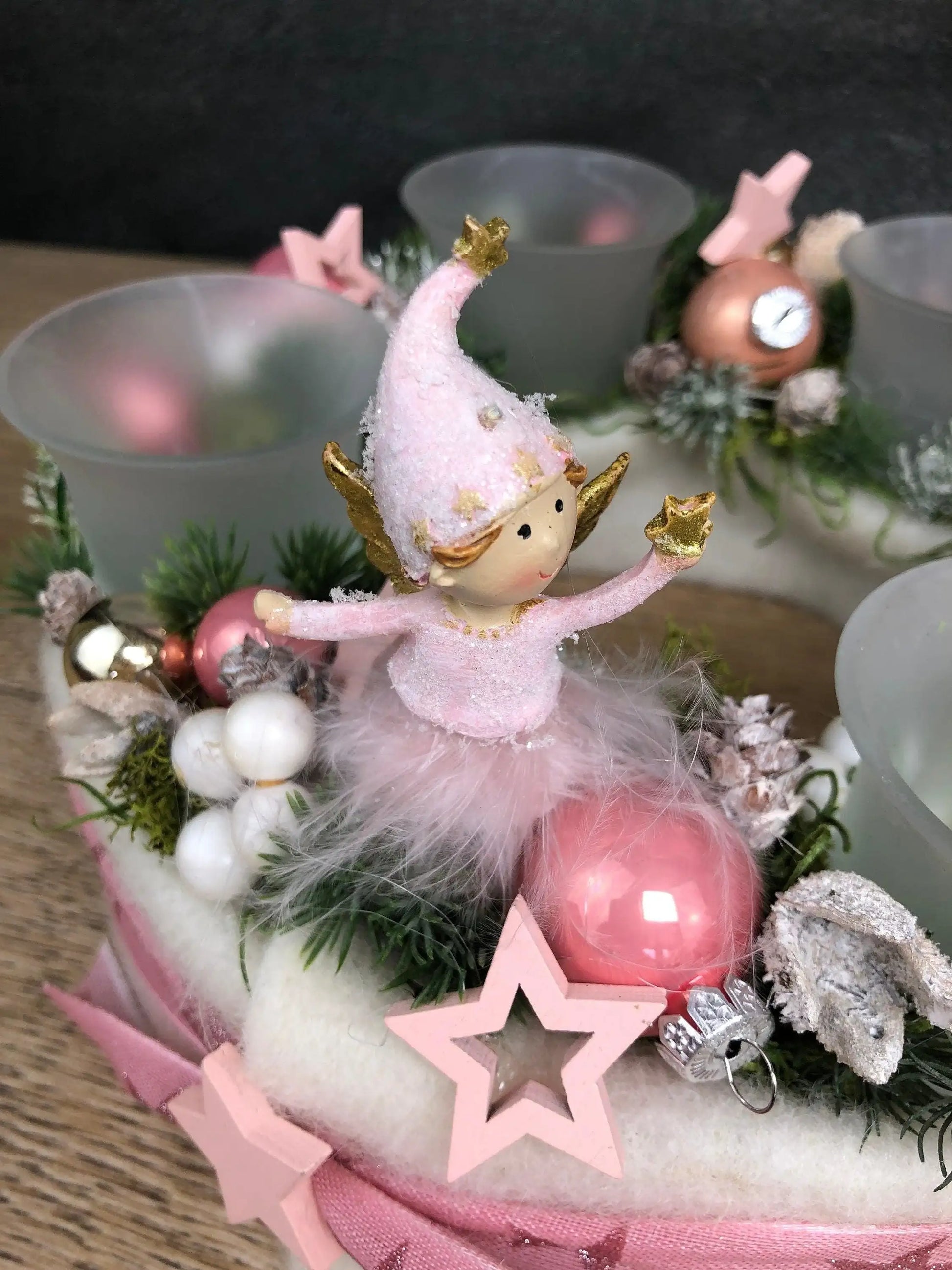 Adventskranz Adventskalender Engel Stern Rosa Zapfen Glitzer Frost mehrjährig rund – handgemacht aus Seiden- und Kunstblumen, langlebig & pflegeleicht von SarahsFlowerStudio