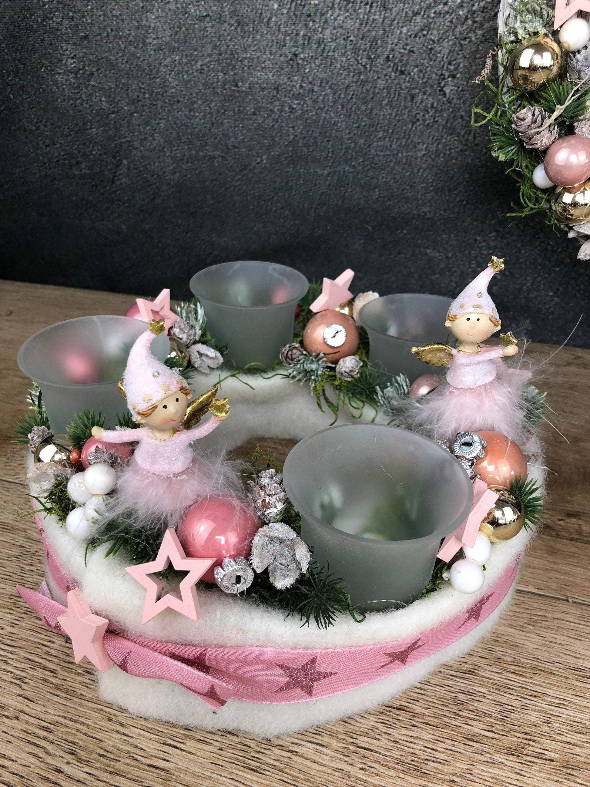Adventskranz Adventskalender Engel Stern Rosa Zapfen Glitzer Frost mehrjährig rund – handgemacht aus Seiden- und Kunstblumen, langlebig & pflegeleicht von SarahsFlowerStudio