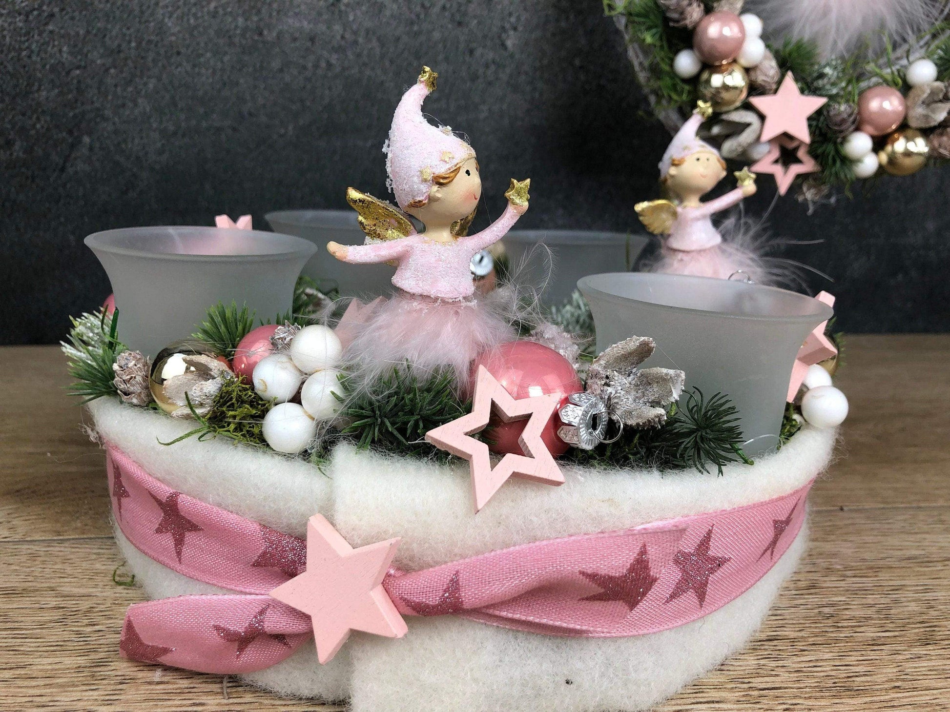 Adventskranz Adventskalender Engel Stern Rosa Zapfen Glitzer Frost mehrjährig rund – handgemacht aus Seiden- und Kunstblumen, langlebig & pflegeleicht von SarahsFlowerStudio
