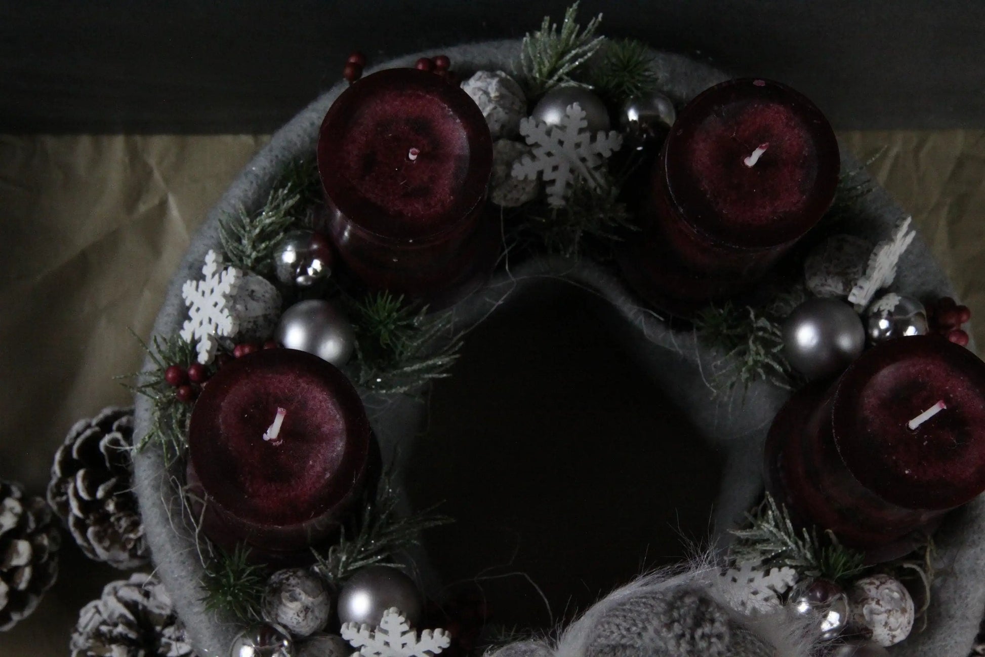 Adventskranz Adventskalender – handgemacht aus Seiden- und Kunstblumen, langlebig & pflegeleicht von SarahsFlowerStudio