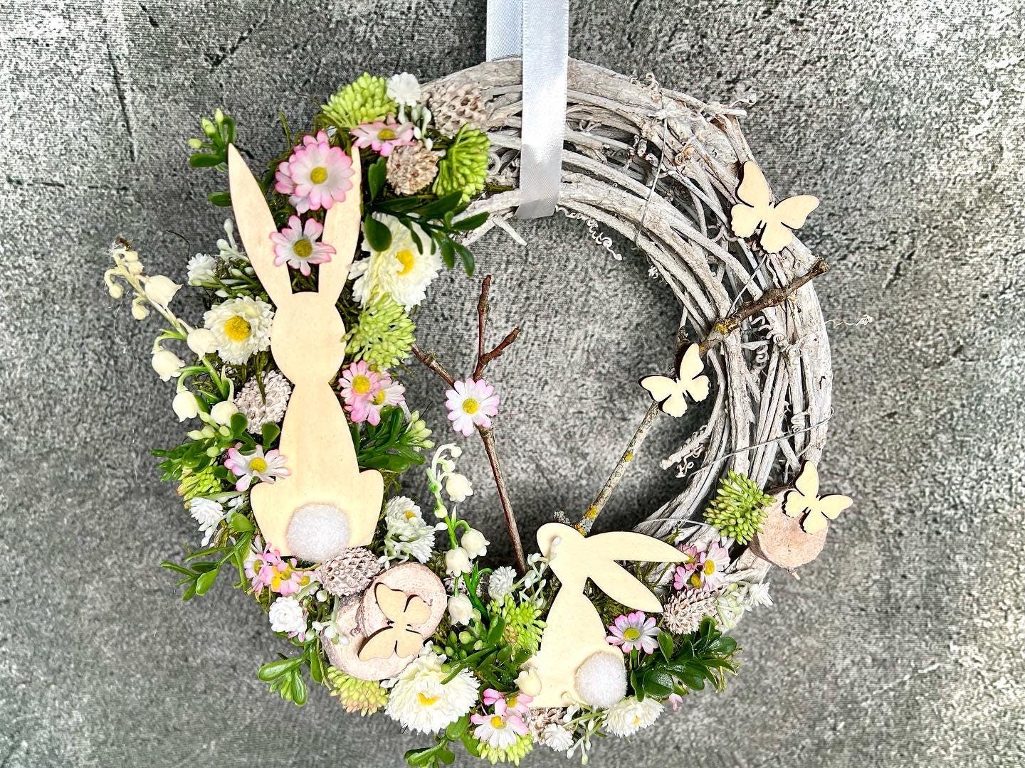 Türkranz Frühling Schleierkraut mit Hasen – Wunschfarbe Seidenblumen – Türkranz – SarahsFlowerStudio
