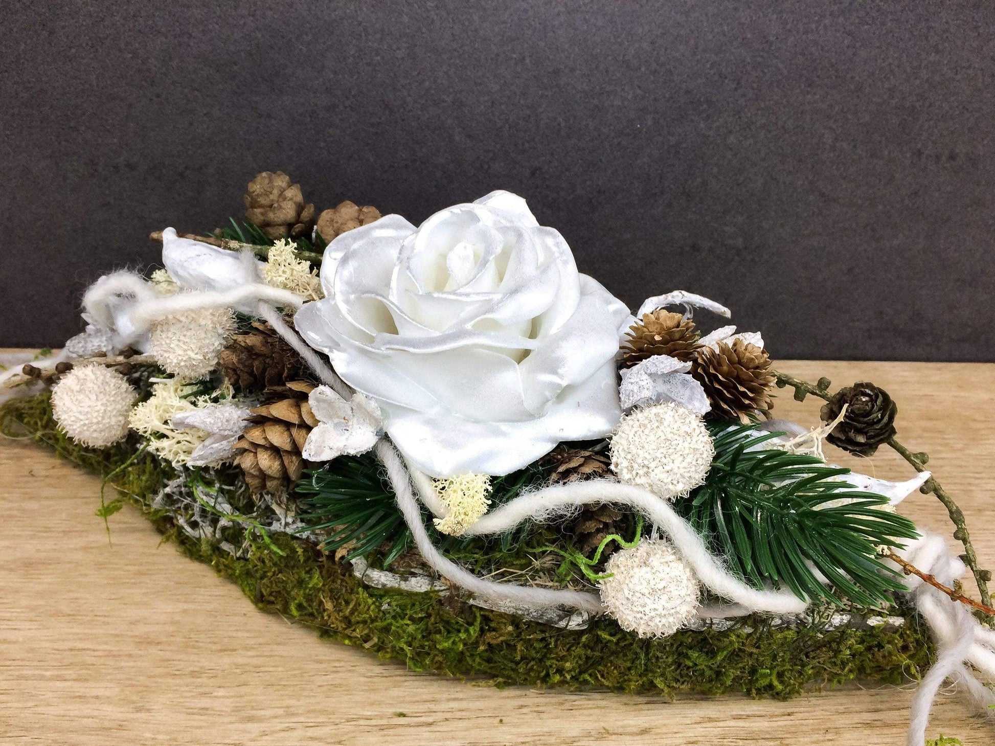 Grabgesteck Allerheiligen Wachsrosen Wachsrose Rose Grabschmuck länglich Grabdekoration – handgemacht aus Seiden- und Kunstblumen, langlebig & pflegeleicht von SarahsFlowerStudio