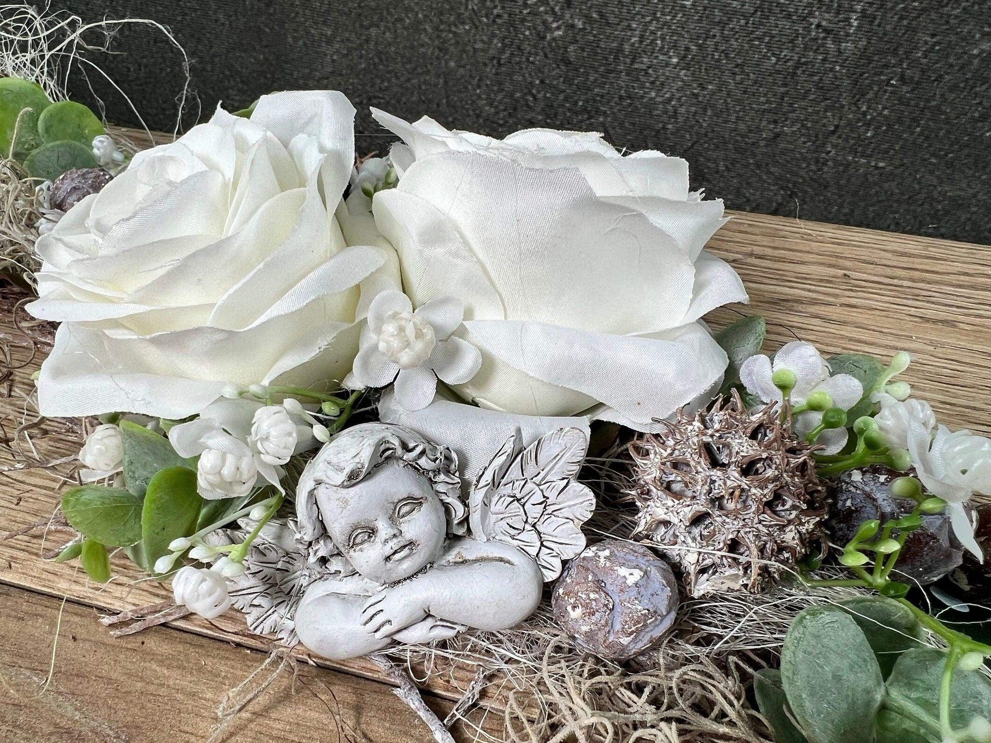 Grabgesteck zum legen Liege Bukett Rose zum legen Allerheiligen Rosen Grabdekoration Engel Grabschmuck Grab Grabstrauß – handgemacht aus Seiden- und Kunstblumen, langlebig & pflegeleicht von SarahsFlowerStudio