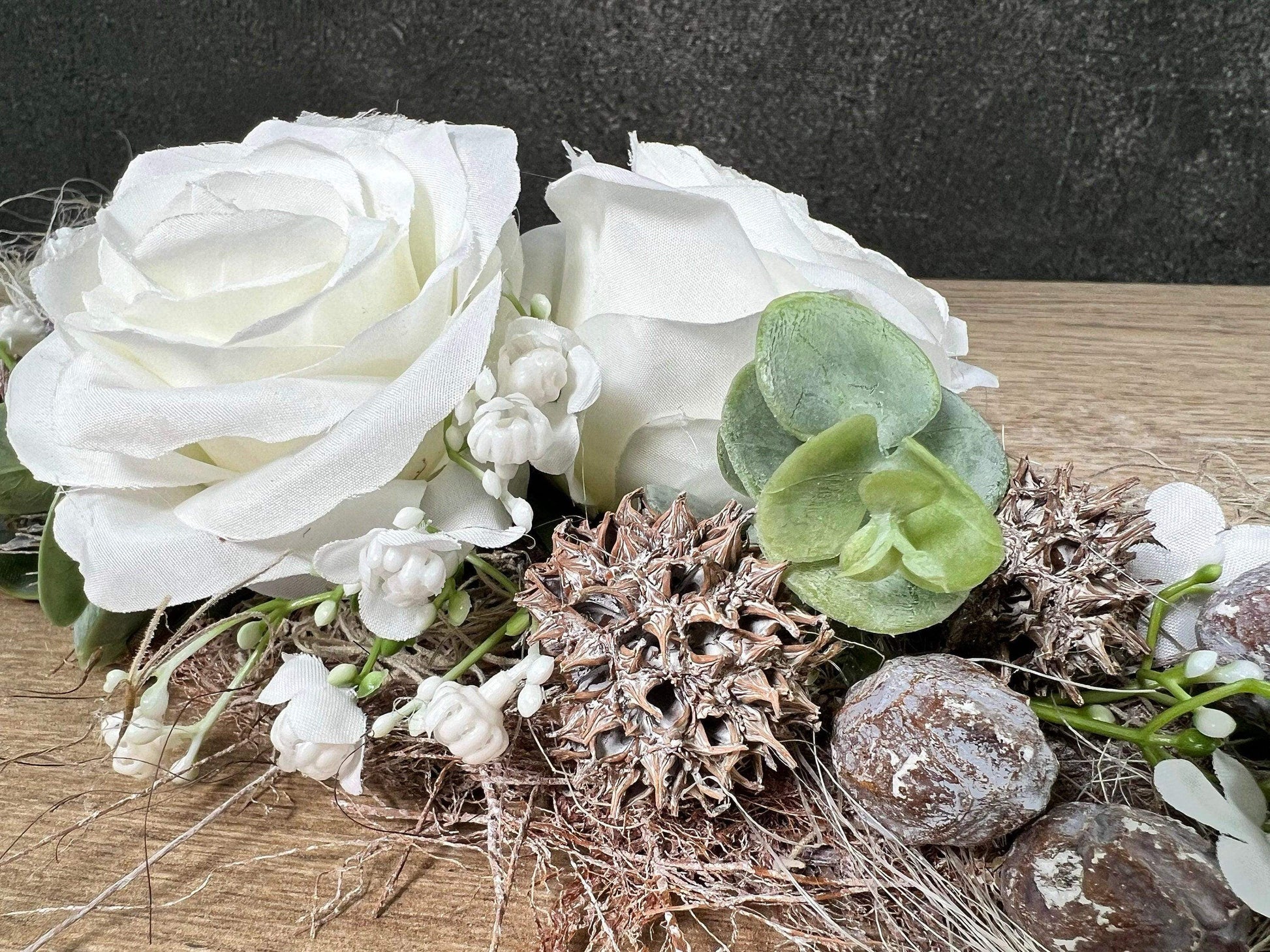 Grabgesteck zum legen Liege Bukett Rose zum legen Allerheiligen Rosen Grabdekoration Engel Grabschmuck Grab Grabstrauß – handgemacht aus Seiden- und Kunstblumen, langlebig & pflegeleicht von SarahsFlowerStudio