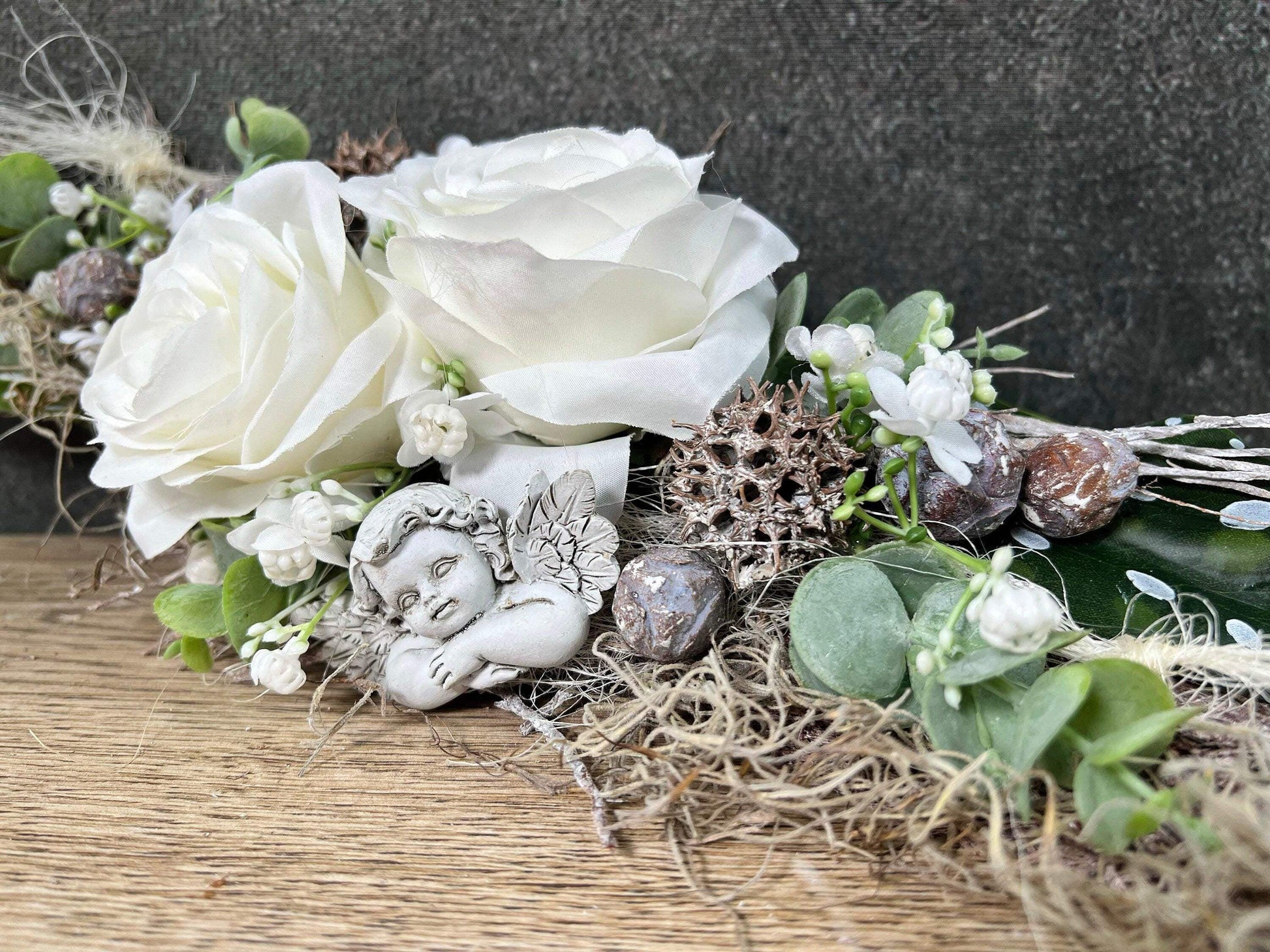 Grabgesteck zum legen Liege Bukett Rose zum legen Allerheiligen Rosen Grabdekoration Engel Grabschmuck Grab Grabstrauß – handgemacht aus Seiden- und Kunstblumen, langlebig & pflegeleicht von SarahsFlowerStudio