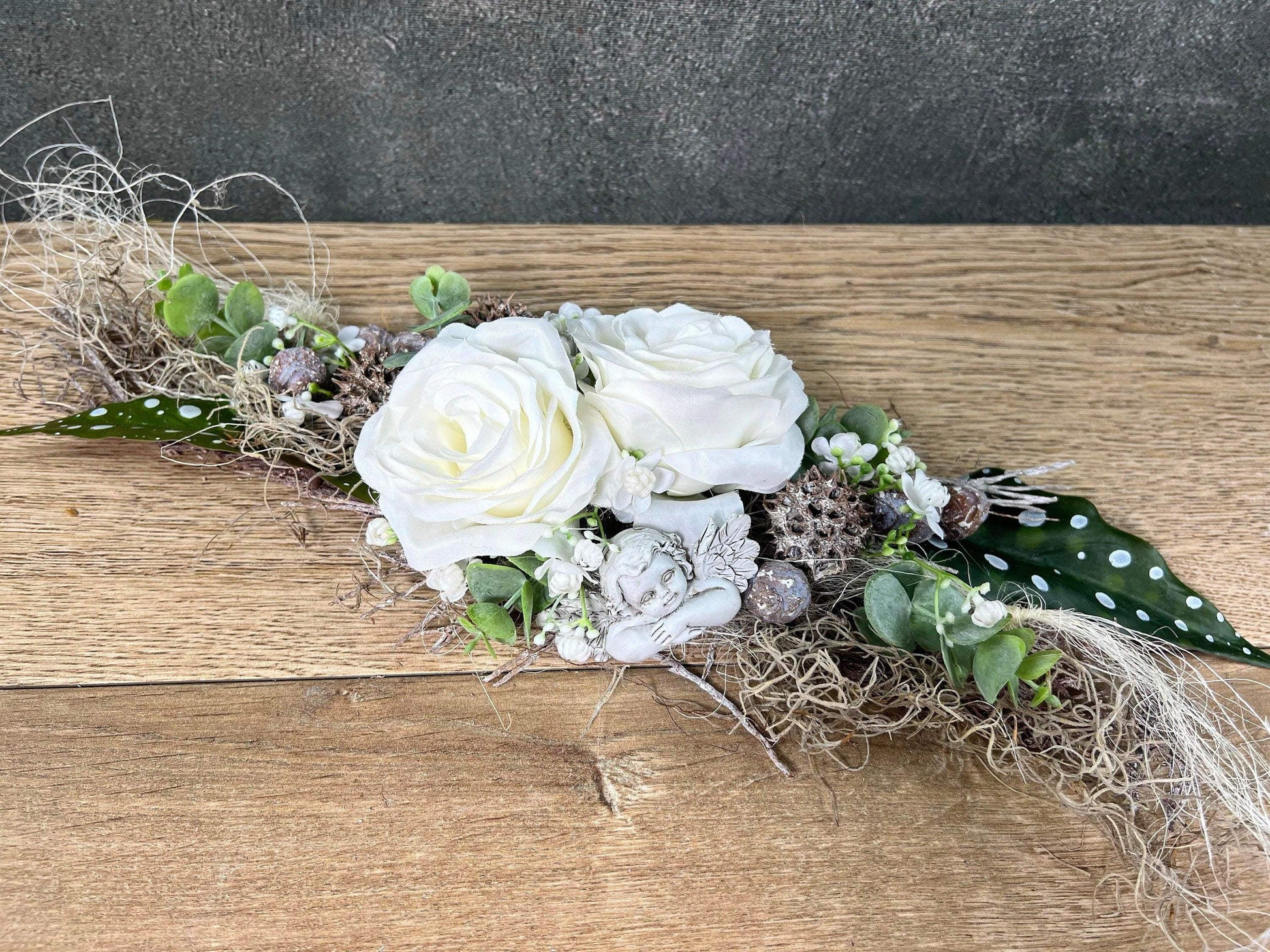 Grabgesteck zum legen Liege Bukett Rose zum legen Allerheiligen Rosen Grabdekoration Engel Grabschmuck Grab Grabstrauß – handgemacht aus Seiden- und Kunstblumen, langlebig & pflegeleicht von SarahsFlowerStudio