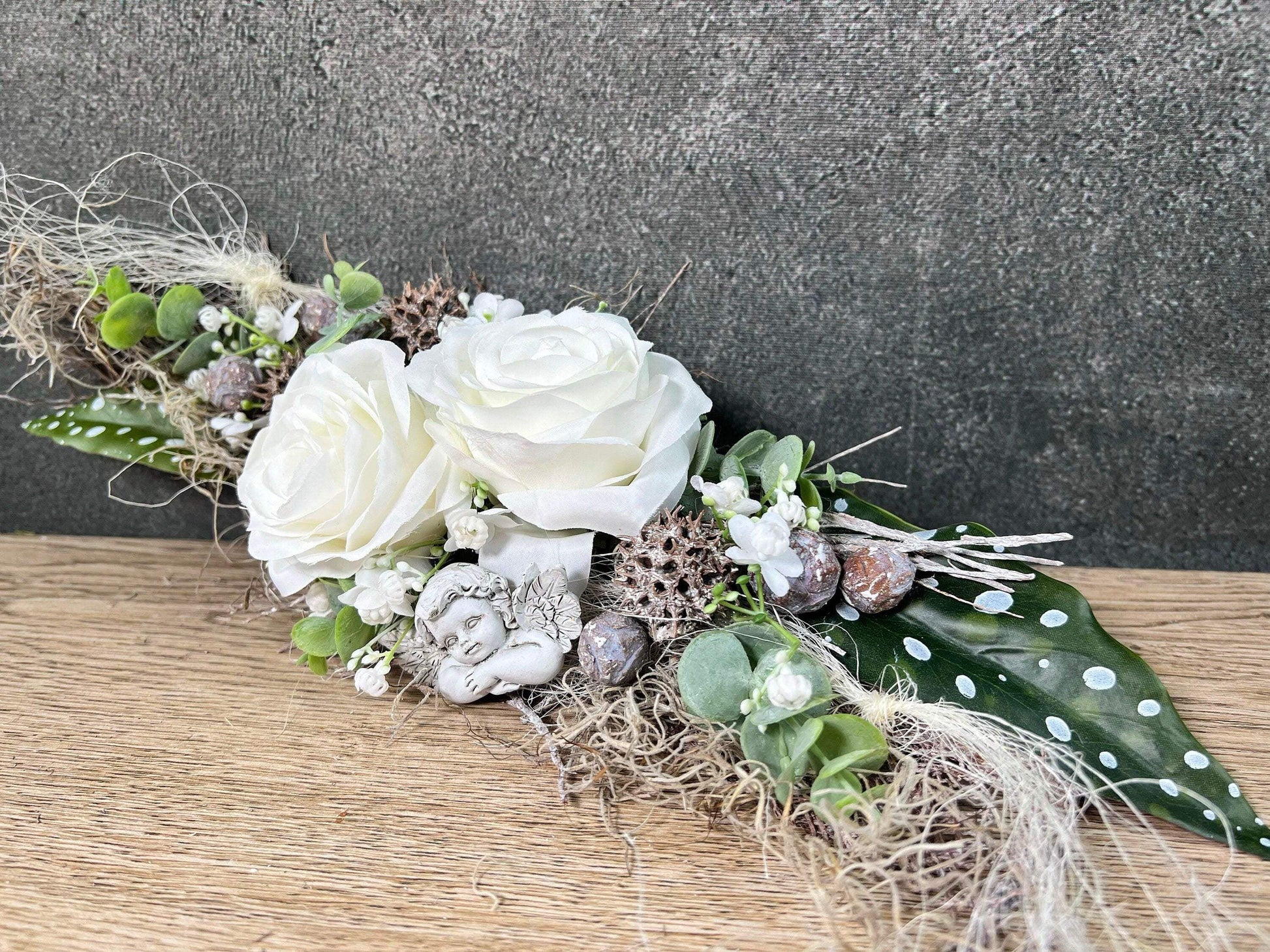 Grabgesteck zum legen Liege Bukett Rose zum legen Allerheiligen Rosen Grabdekoration Engel Grabschmuck Grab Grabstrauß – handgemacht aus Seiden- und Kunstblumen, langlebig & pflegeleicht von SarahsFlowerStudio