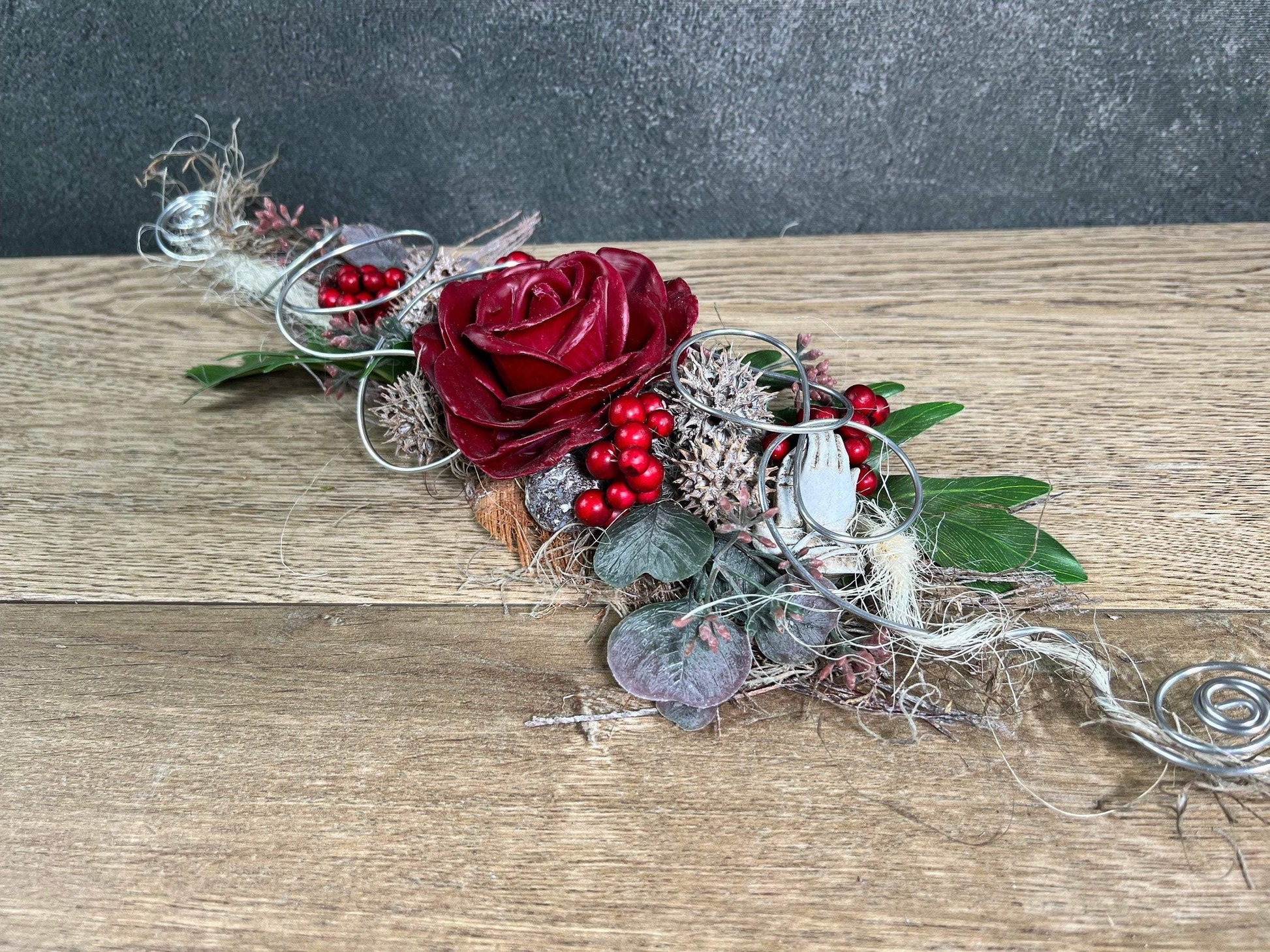Grabgesteck zum legen Bukett Rose Wachsrose zum legen Allerheiligen Grabdekoration Betende Hände Grabschmuck Grab Grabstrauß Eukalyptus Deko – handgemacht aus Seiden- und Kunstblumen, langlebig & pflegeleicht von SarahsFlowerStudio