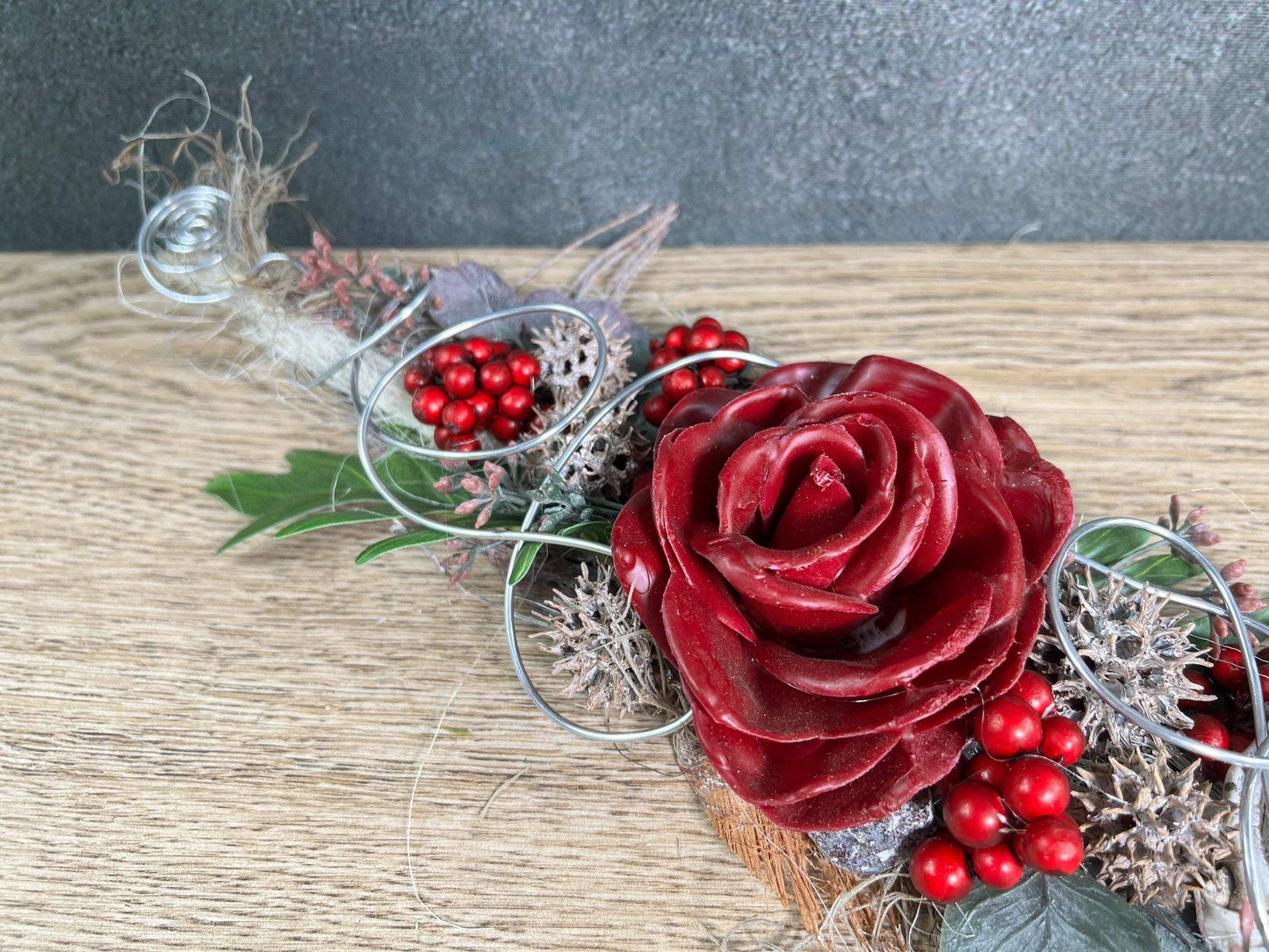 Grabgesteck zum legen Bukett Rose Wachsrose zum legen Allerheiligen Grabdekoration Betende Hände Grabschmuck Grab Grabstrauß Eukalyptus Deko – handgemacht aus Seiden- und Kunstblumen, langlebig & pflegeleicht von SarahsFlowerStudio