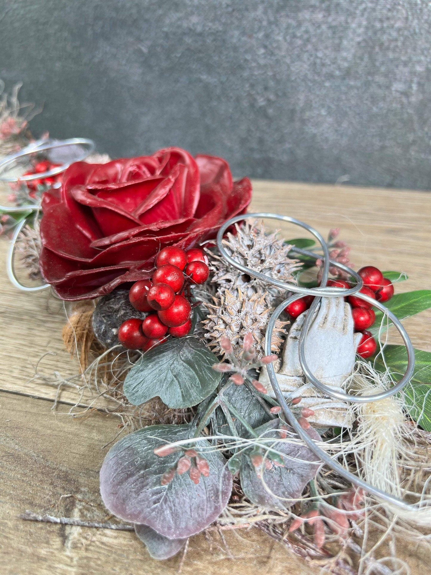 Grabgesteck zum legen Bukett Rose Wachsrose zum legen Allerheiligen Grabdekoration Betende Hände Grabschmuck Grab Grabstrauß Eukalyptus Deko – handgemacht aus Seiden- und Kunstblumen, langlebig & pflegeleicht von SarahsFlowerStudio