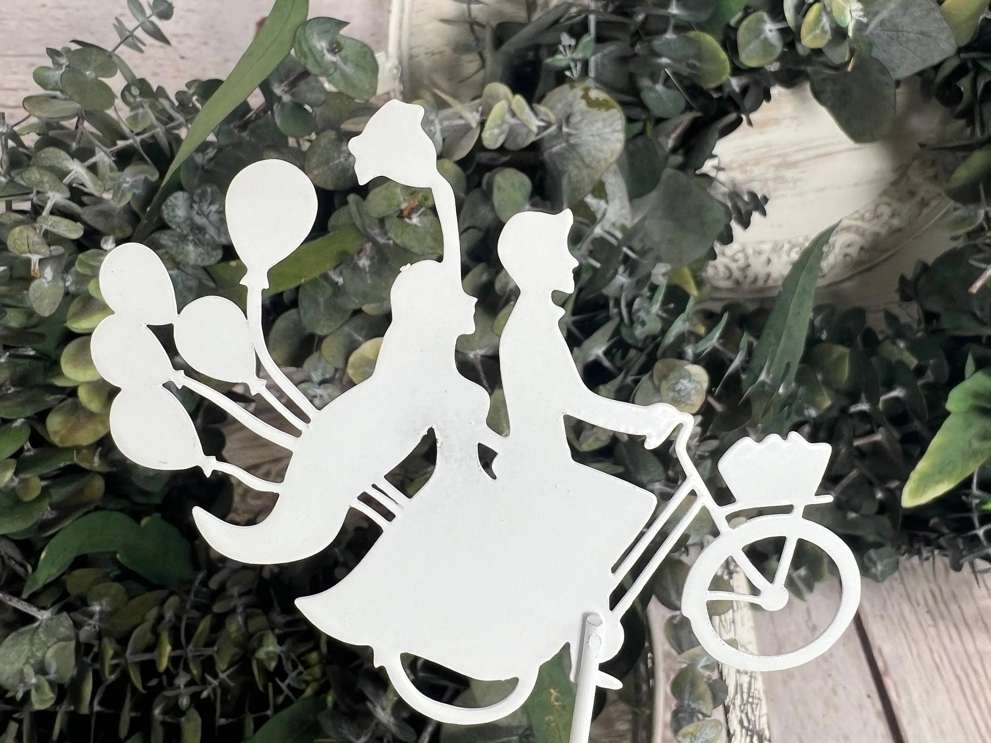 Brautpaar auf Fahrrad mit Luftballons als Metall Stecker in Weiß Cake Topper Tortenfigur Hochzeit Weiß – handgemacht aus Seiden- und Kunstblumen, langlebig & pflegeleicht von SarahsFlowerStudio