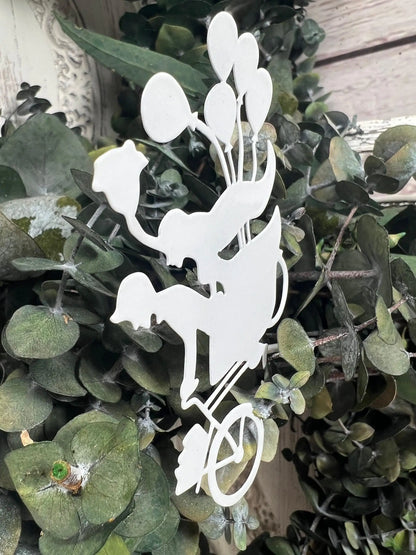Brautpaar auf Fahrrad mit Luftballons als Metall Stecker in Weiß Cake Topper Tortenfigur Hochzeit Weiß – handgemacht aus Seiden- und Kunstblumen, langlebig & pflegeleicht von SarahsFlowerStudio