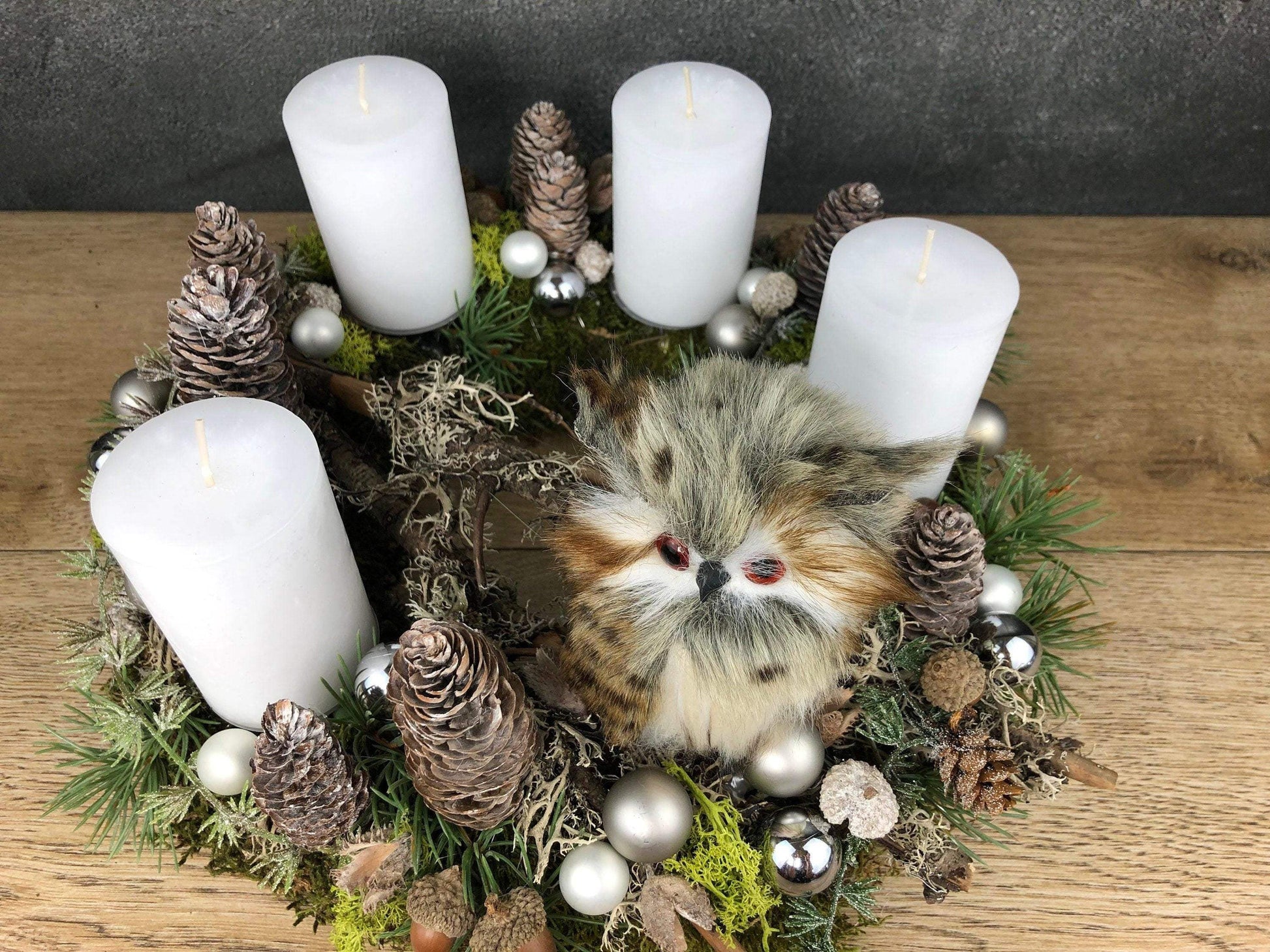 Adventskranz Adventskalender Eule Zapfen Moos Sterne Kerzen Tanne Zweige Modern Natürlich Getrocknet Künstlich Haltbar – handgemacht aus Seiden- und Kunstblumen, langlebig & pflegeleicht von SarahsFlowerStudio