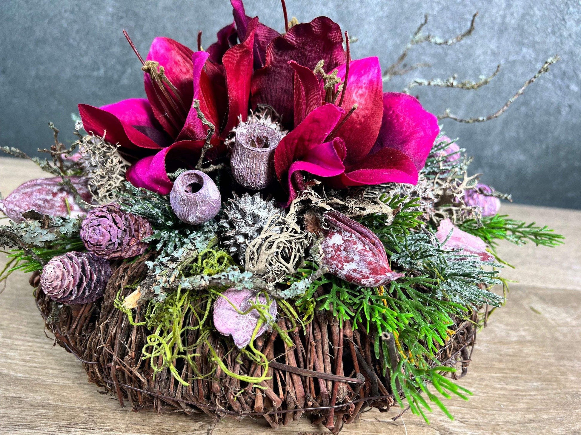 Grabgesteck Allerheiligen Grabschmuck Amaryllis Wunschfarbe Grabdeko Grabdekoration Allerheiligen – handgemacht aus Seiden- und Kunstblumen, langlebig & pflegeleicht von SarahsFlowerStudio