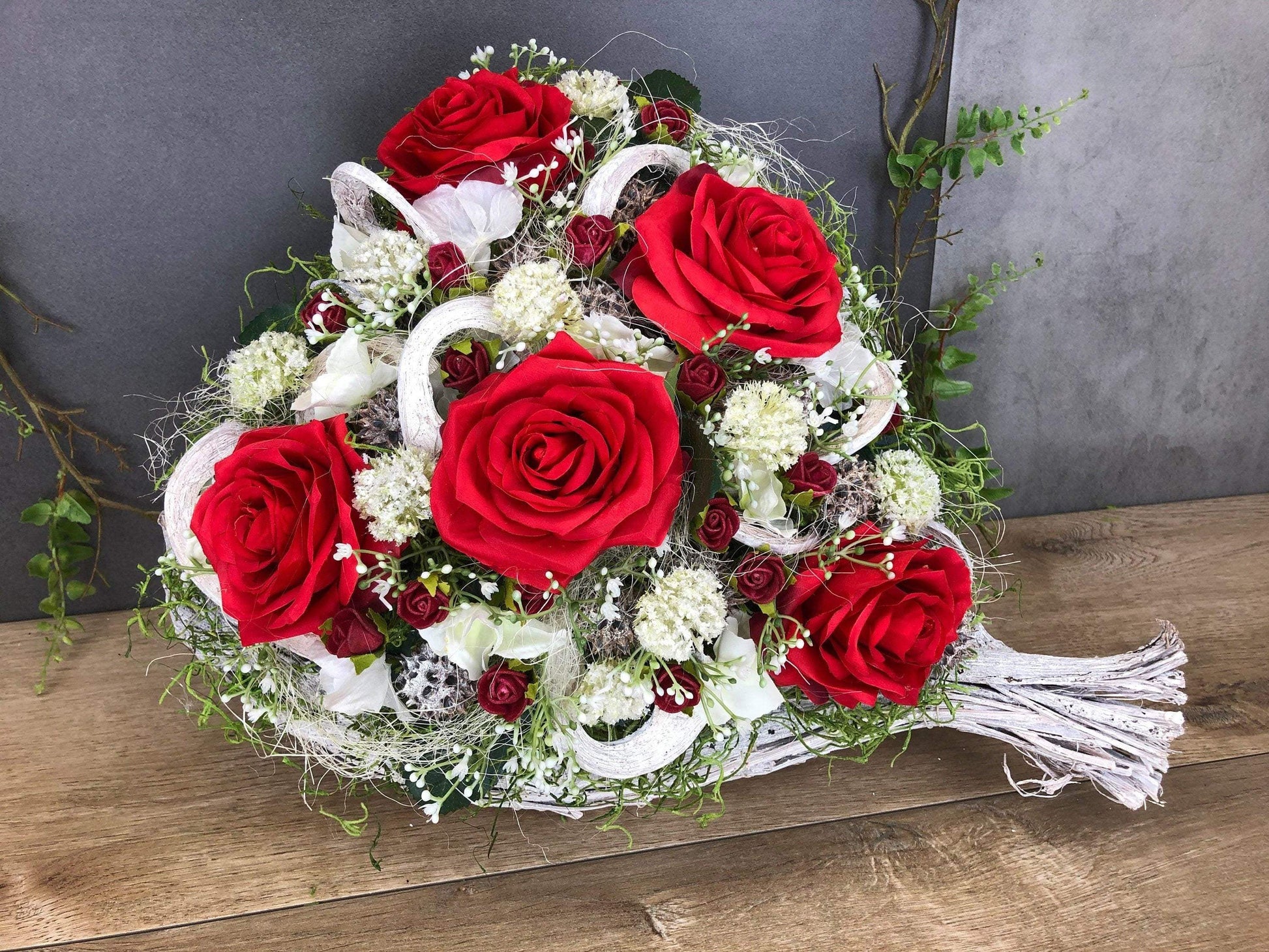 Grabgesteck Grabschmuck Herz Grabdeko Grabdekoration – handgemacht aus Seiden- und Kunstblumen, langlebig & pflegeleicht von SarahsFlowerStudio