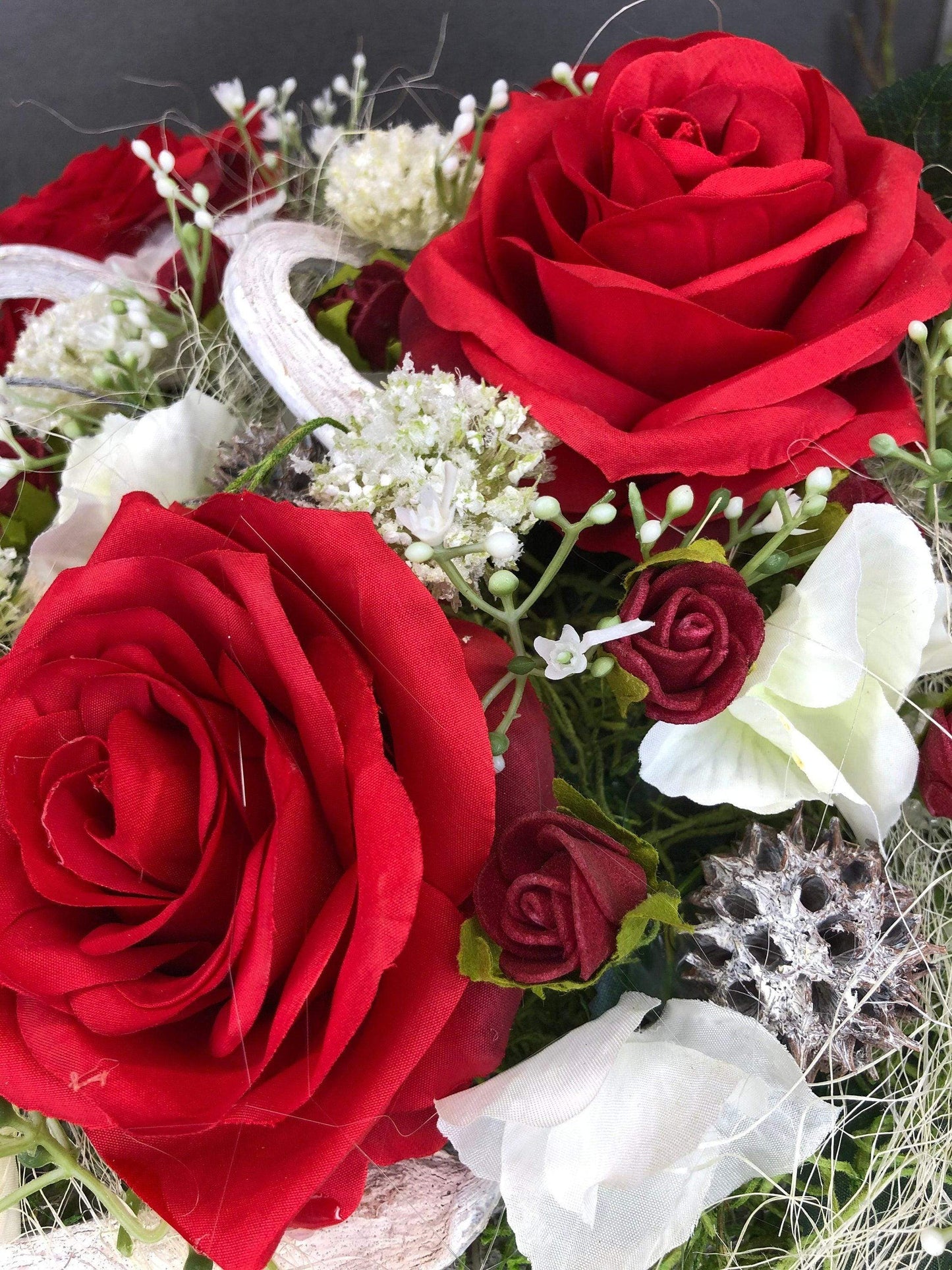 Grabgesteck Grabschmuck Herz Grabdeko Grabdekoration – handgemacht aus Seiden- und Kunstblumen, langlebig & pflegeleicht von SarahsFlowerStudio