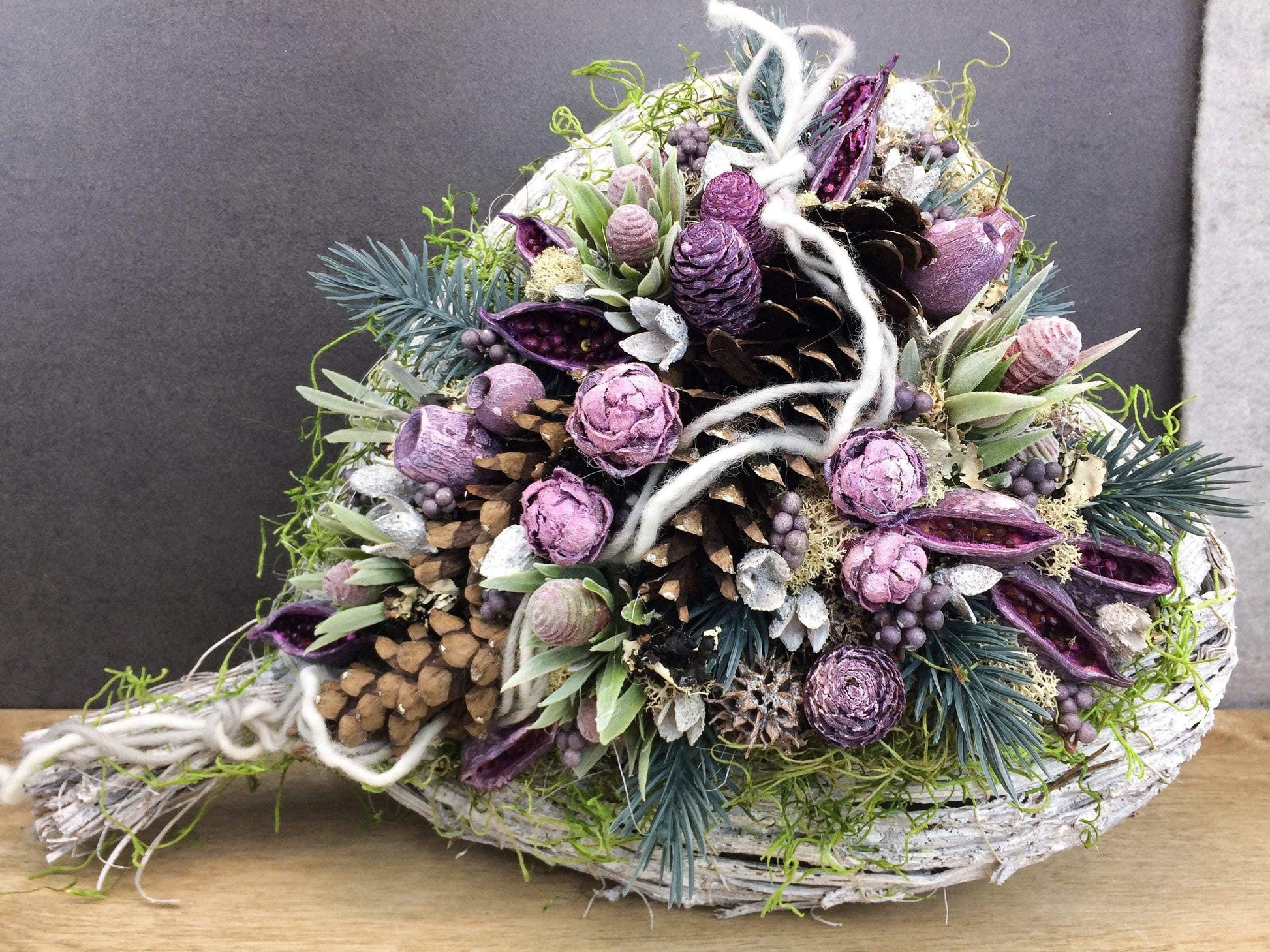 Grabgesteck Allerheiligen Grabschmuck Herz Grabdekoration Deko Tanne Exoten Kapgrün Zapfen Hutzeln Filzschnur Islandmoos Herz – handgemacht aus Seiden- und Kunstblumen, langlebig & pflegeleicht von SarahsFlowerStudio