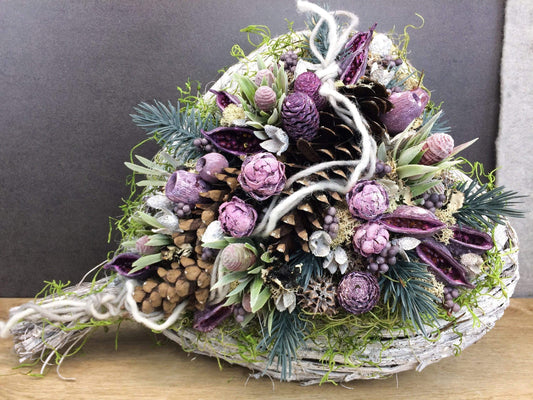 Grabgesteck Allerheiligen Grabschmuck Herz Grabdekoration Deko Tanne Exoten Kapgrün Zapfen Hutzeln Filzschnur Islandmoos Herz – handgemacht aus Seiden- und Kunstblumen, langlebig & pflegeleicht von SarahsFlowerStudio