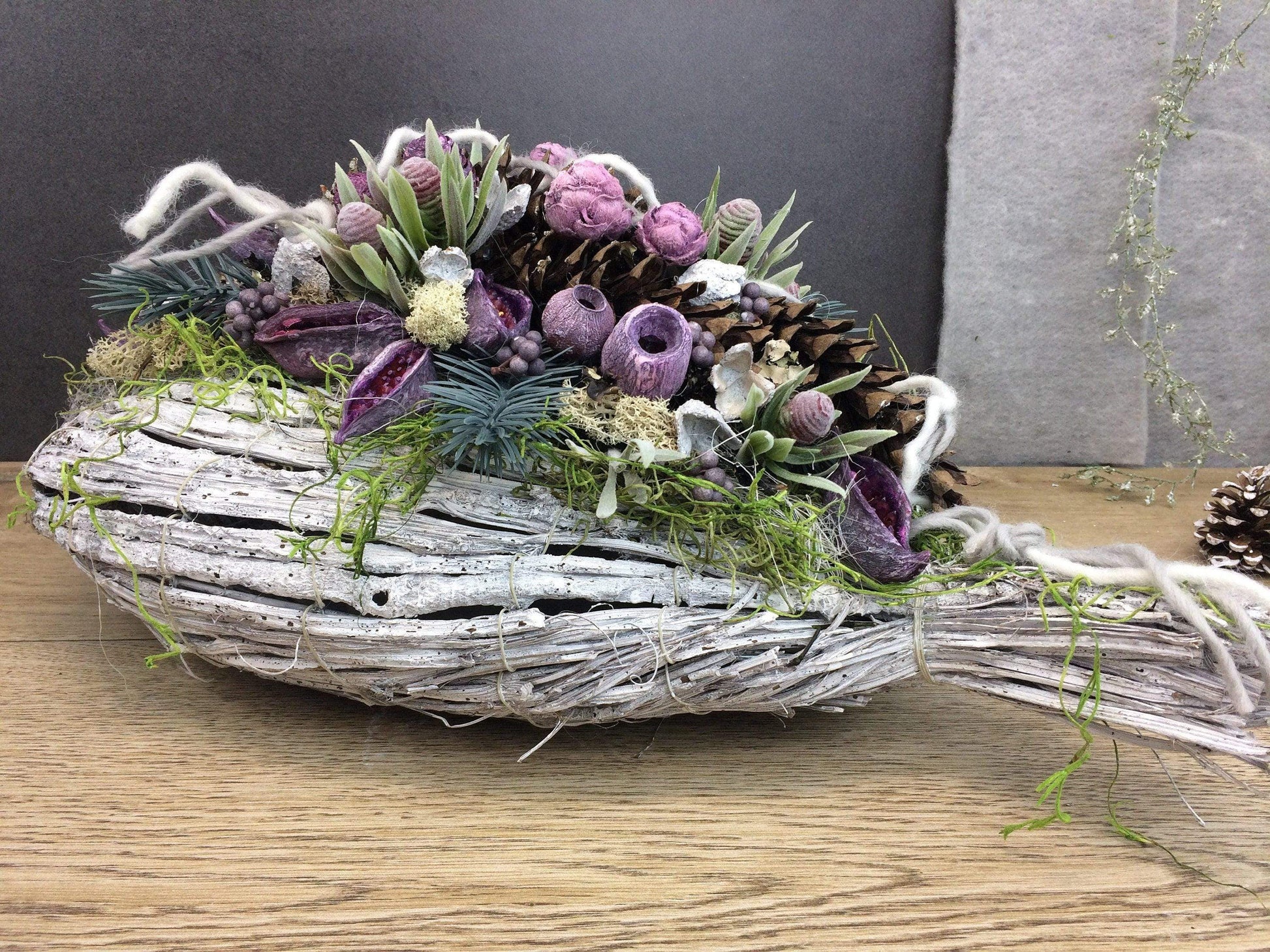 Grabgesteck Allerheiligen Grabschmuck Herz Grabdekoration Deko Tanne Exoten Kapgrün Zapfen Hutzeln Filzschnur Islandmoos Herz – handgemacht aus Seiden- und Kunstblumen, langlebig & pflegeleicht von SarahsFlowerStudio