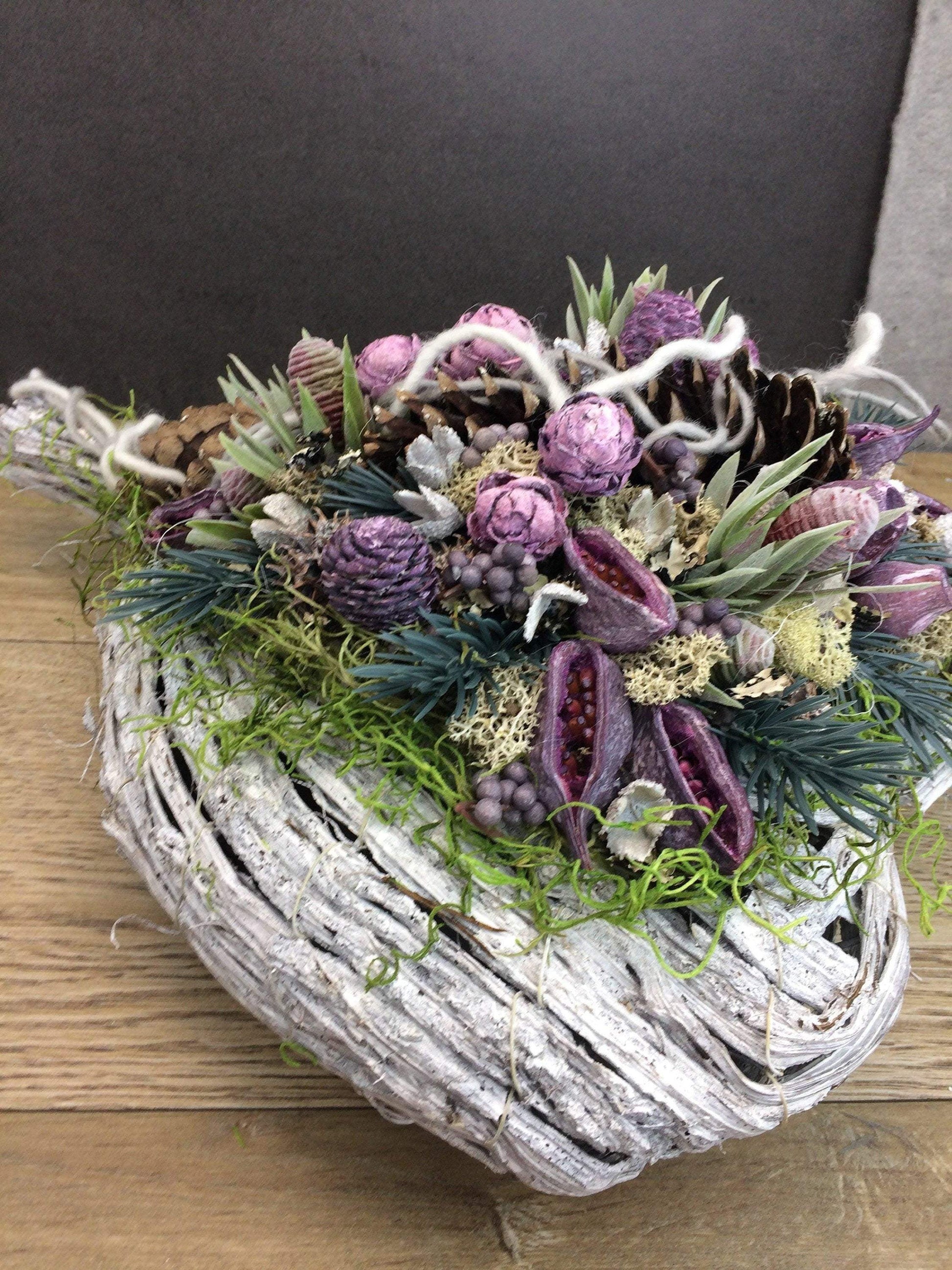 Grabgesteck Allerheiligen Grabschmuck Herz Grabdekoration Deko Tanne Exoten Kapgrün Zapfen Hutzeln Filzschnur Islandmoos Herz – handgemacht aus Seiden- und Kunstblumen, langlebig & pflegeleicht von SarahsFlowerStudio