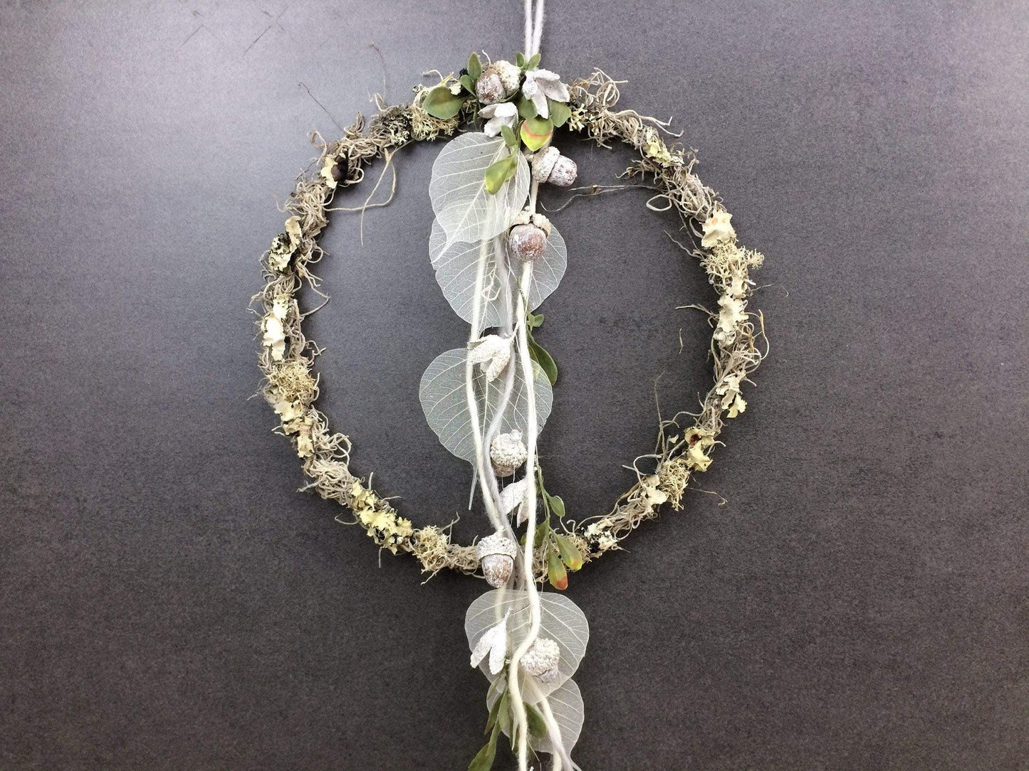 Türkranz Herbst Herbstlich Türschmuck Modern Tür Schmuck Wunschgröße ganzjährig Boho Eicheln Filz Natur Moos Skelettblätter Buchecker – handgemacht aus Seiden- und Kunstblumen, langlebig & pflegeleicht von SarahsFlowerStudio