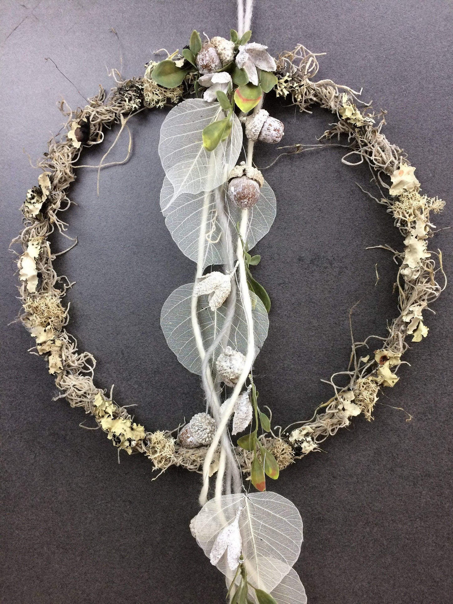 Türkranz Herbst Herbstlich Türschmuck Modern Tür Schmuck Wunschgröße ganzjährig Boho Eicheln Filz Natur Moos Skelettblätter Buchecker – handgemacht aus Seiden- und Kunstblumen, langlebig & pflegeleicht von SarahsFlowerStudio