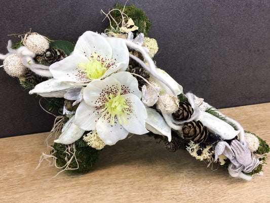 Grabgesteck Grabschmuck Kreuz Christrose Farbwunsch Exoten Tanne Zapfen Hutzeln Allerheiligen Filzschnur Christrosen Grabdeko Grabdekoration – handgemacht aus Seiden- und Kunstblumen, langlebig & pflegeleicht von SarahsFlowerStudio