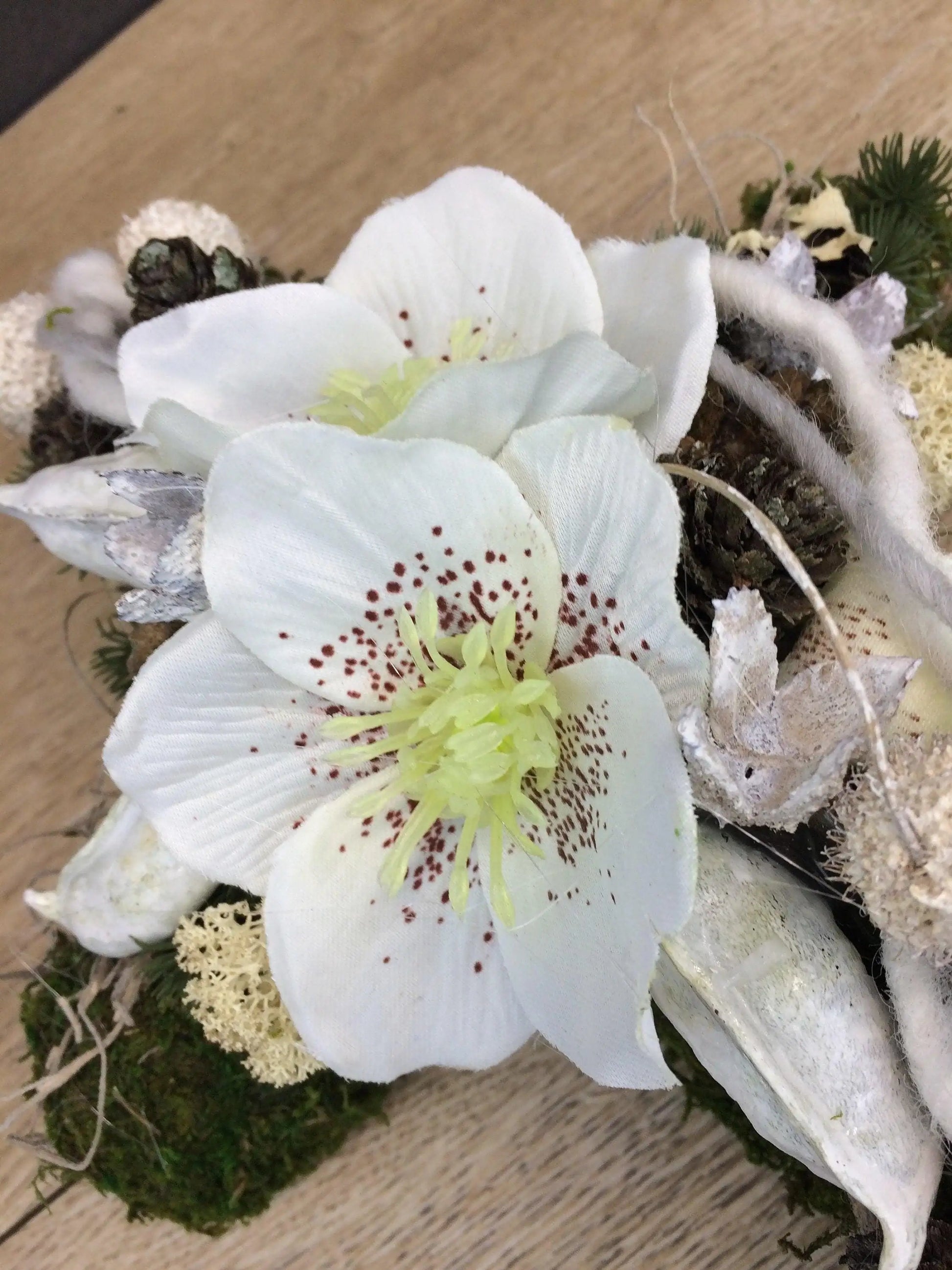 Grabgesteck Grabschmuck Kreuz Christrose Farbwunsch Exoten Tanne Zapfen Hutzeln Allerheiligen Filzschnur Christrosen Grabdeko Grabdekoration – handgemacht aus Seiden- und Kunstblumen, langlebig & pflegeleicht von SarahsFlowerStudio
