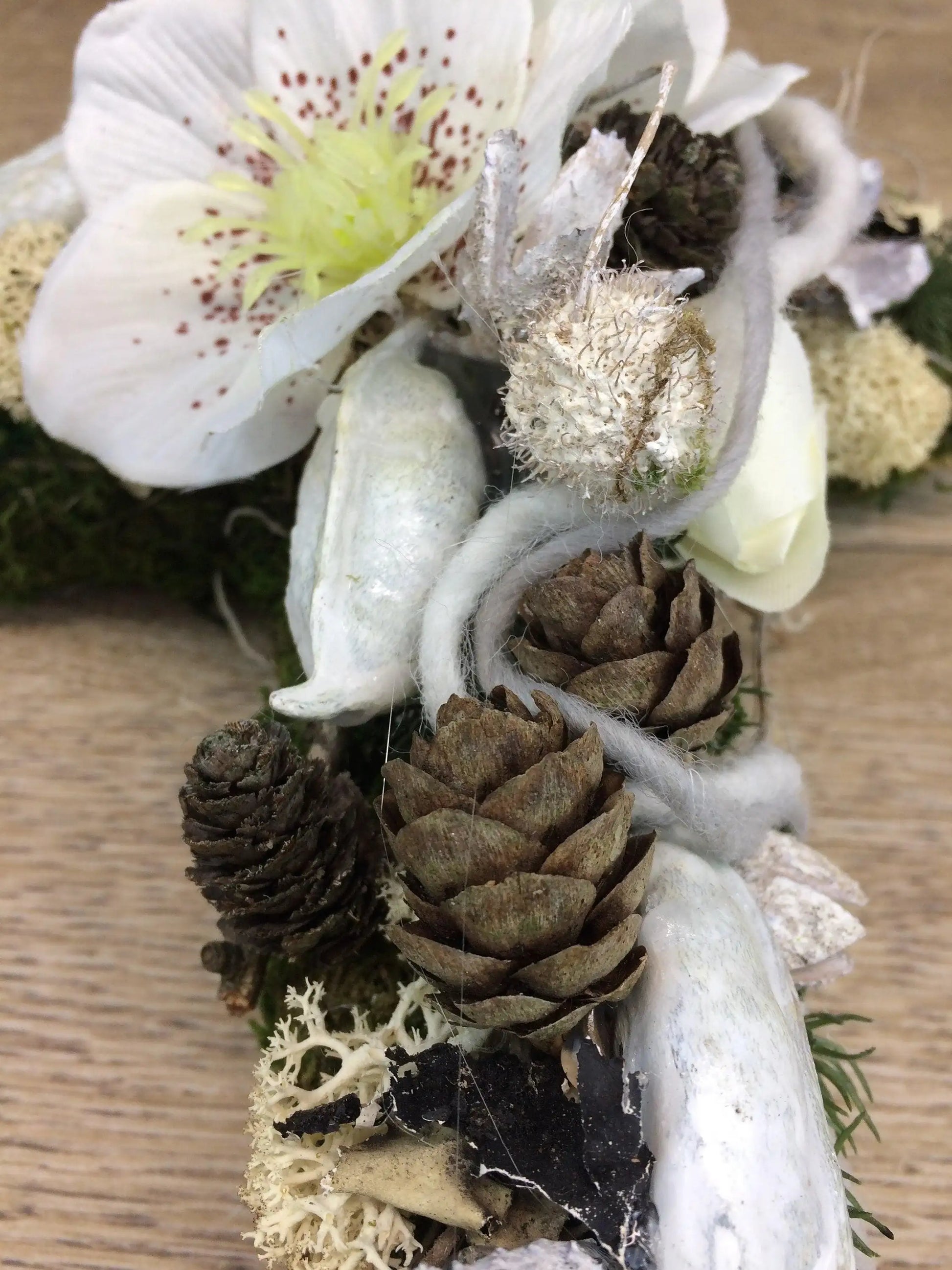 Grabgesteck Grabschmuck Kreuz Christrose Farbwunsch Exoten Tanne Zapfen Hutzeln Allerheiligen Filzschnur Christrosen Grabdeko Grabdekoration – handgemacht aus Seiden- und Kunstblumen, langlebig & pflegeleicht von SarahsFlowerStudio