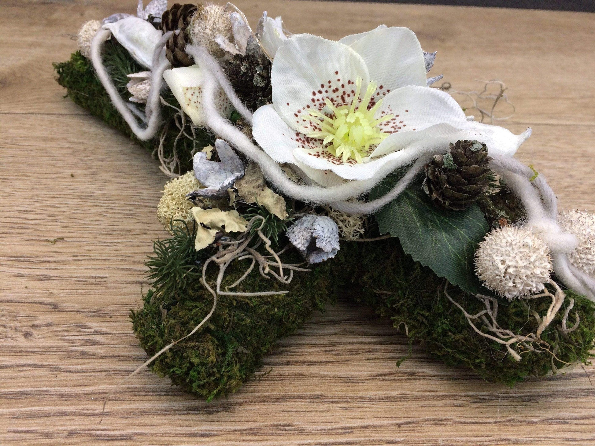 Grabgesteck Grabschmuck Kreuz Christrose Farbwunsch Exoten Tanne Zapfen Hutzeln Allerheiligen Filzschnur Christrosen Grabdeko Grabdekoration – handgemacht aus Seiden- und Kunstblumen, langlebig & pflegeleicht von SarahsFlowerStudio