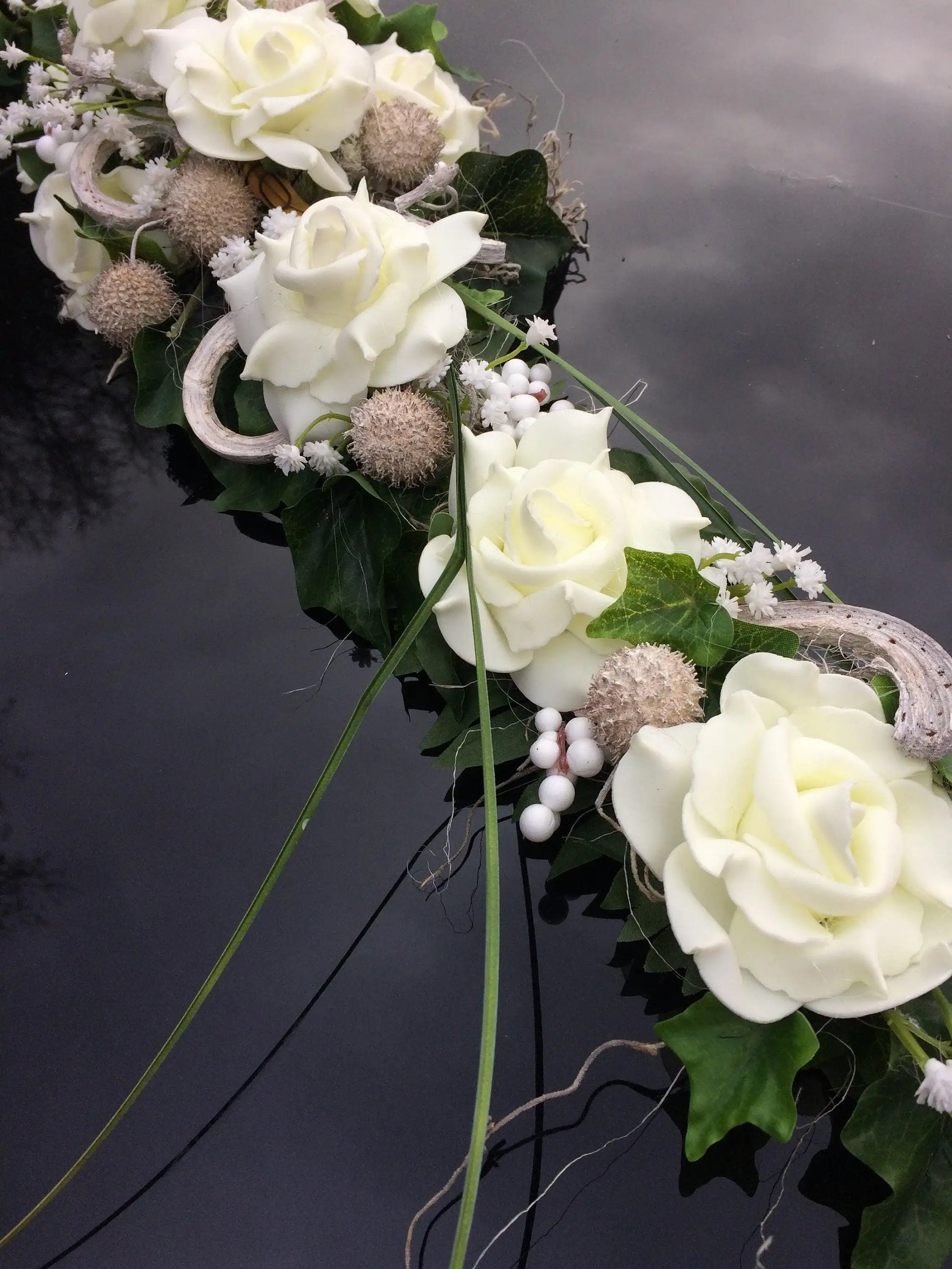 Autoschmuck Autodekoration Autoblumenschmuck Gesteck Wunschfarbe Hochzeit Kutschen Schmuck Kutschendeko Kutsche Wedding – handgemacht aus Seiden- und Kunstblumen, langlebig & pflegeleicht von SarahsFlowerStudio