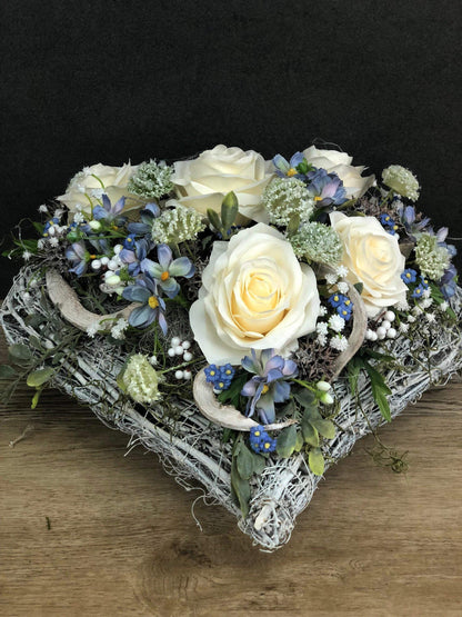 Grabgesteck Rosen Wiesenblumen Grabschmuck Herz Farbwunsch Grabdeko Grabdekoration – handgemacht aus Seiden- und Kunstblumen, langlebig & pflegeleicht von SarahsFlowerStudio