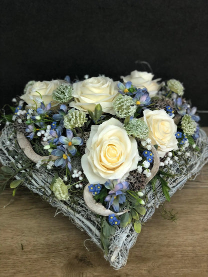 Grabgesteck Rosen Wiesenblumen Grabschmuck Herz Farbwunsch Grabdeko Grabdekoration – handgemacht aus Seiden- und Kunstblumen, langlebig & pflegeleicht von SarahsFlowerStudio