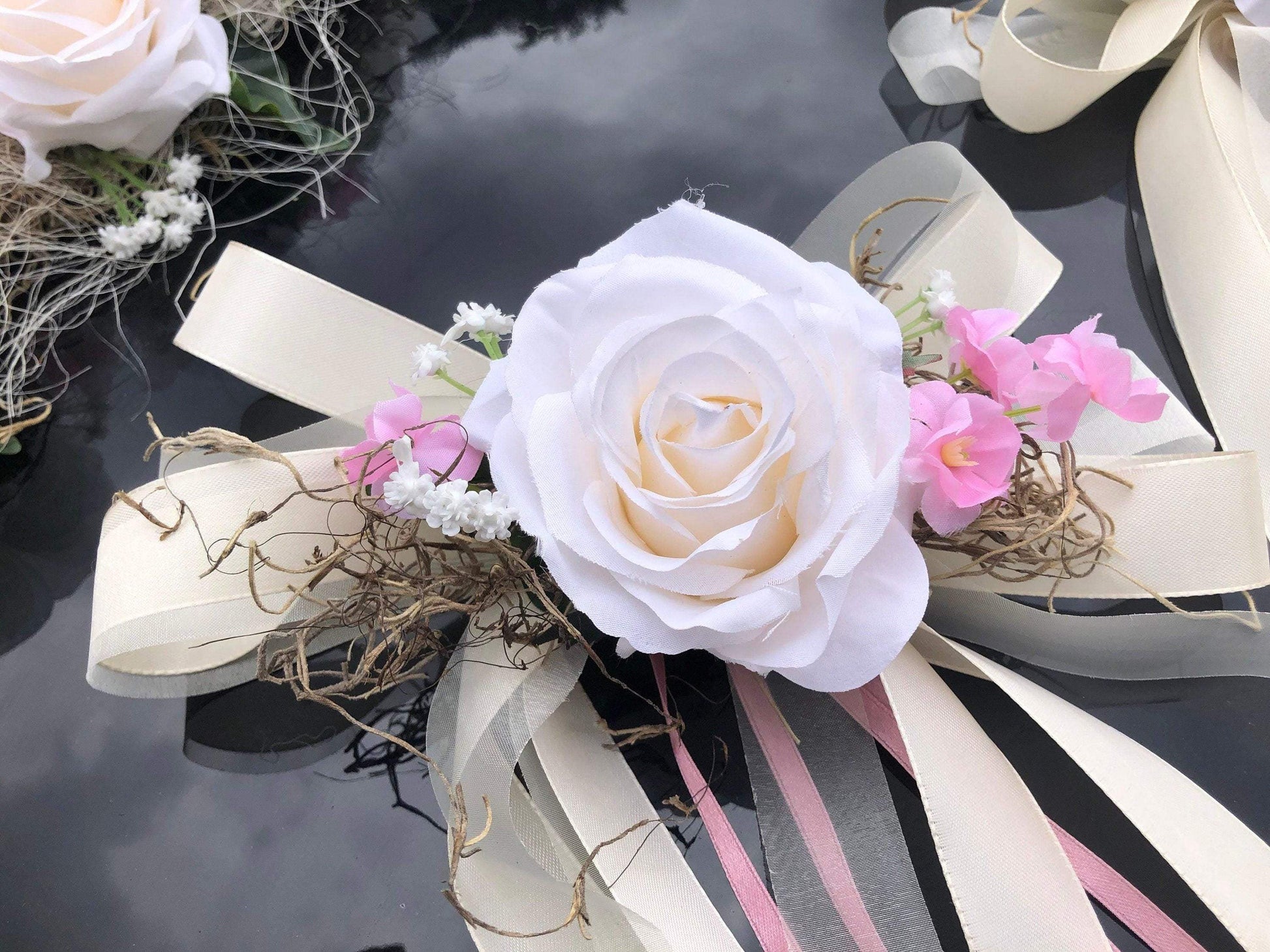 Autoschmuck Set 3 Teilig Herz und Schleifen Autodekoration Autoblumenschmuck Gesteck Hochzeit Pfingstrosen Rose Efeu Schleifen Modern Edel – handgemacht aus Seiden- und Kunstblumen, langlebig & pflegeleicht von SarahsFlowerStudio
