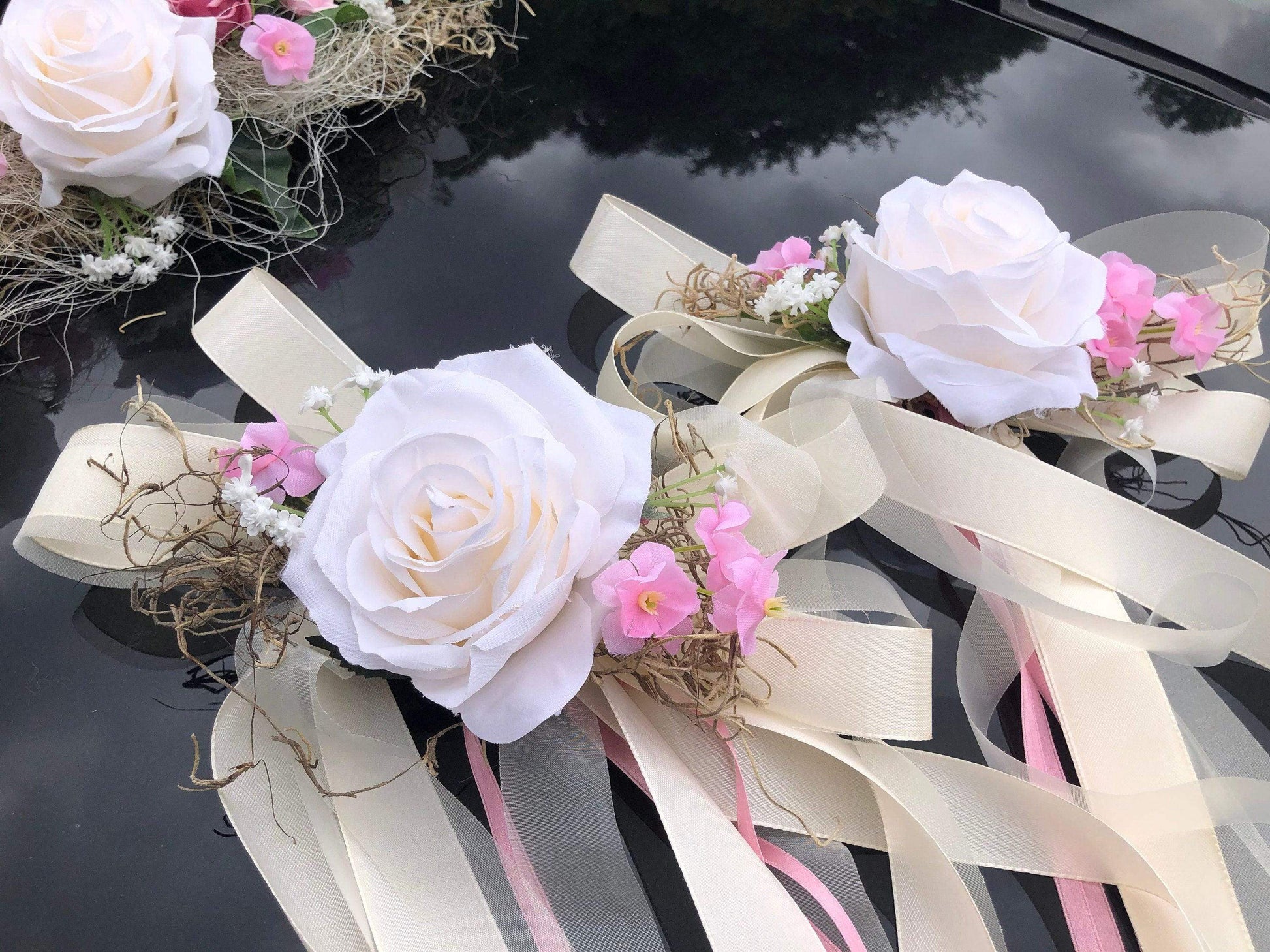 Autoschmuck Set 3 Teilig Herz und Schleifen Autodekoration Autoblumenschmuck Gesteck Hochzeit Pfingstrosen Rose Efeu Schleifen Modern Edel – handgemacht aus Seiden- und Kunstblumen, langlebig & pflegeleicht von SarahsFlowerStudio