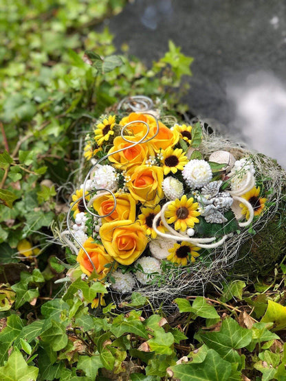 Grabgesteck Grabschmuck Herz Rosen Sonnenblumen Astern Birkenscheiben Filz Draht Engel Grabdekoration Grabschmuck Allerheiligen – handgemacht aus Seiden- und Kunstblumen, langlebig & pflegeleicht von SarahsFlowerStudio