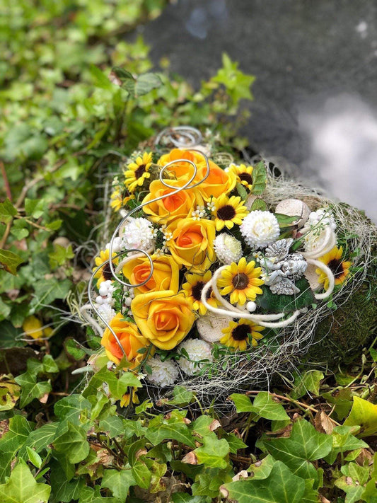 Grabgesteck Grabschmuck Herz Rosen Sonnenblumen Astern Birkenscheiben Filz Draht Engel Grabdekoration Grabschmuck Allerheiligen – handgemacht aus Seiden- und Kunstblumen, langlebig & pflegeleicht von SarahsFlowerStudio