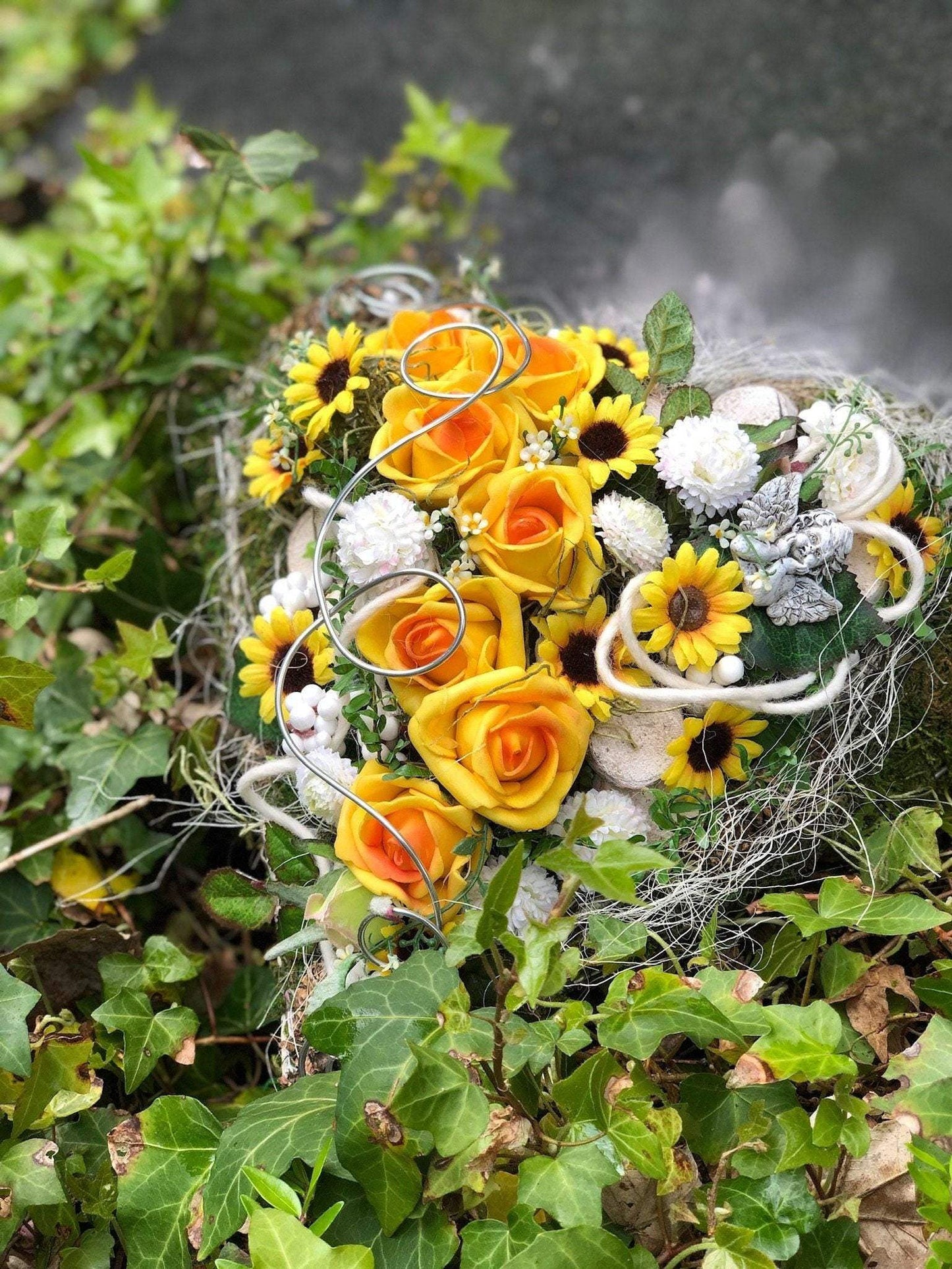 Grabgesteck Grabschmuck Herz Rosen Sonnenblumen Astern Birkenscheiben Filz Draht Engel Grabdekoration Grabschmuck Allerheiligen – handgemacht aus Seiden- und Kunstblumen, langlebig & pflegeleicht von SarahsFlowerStudio