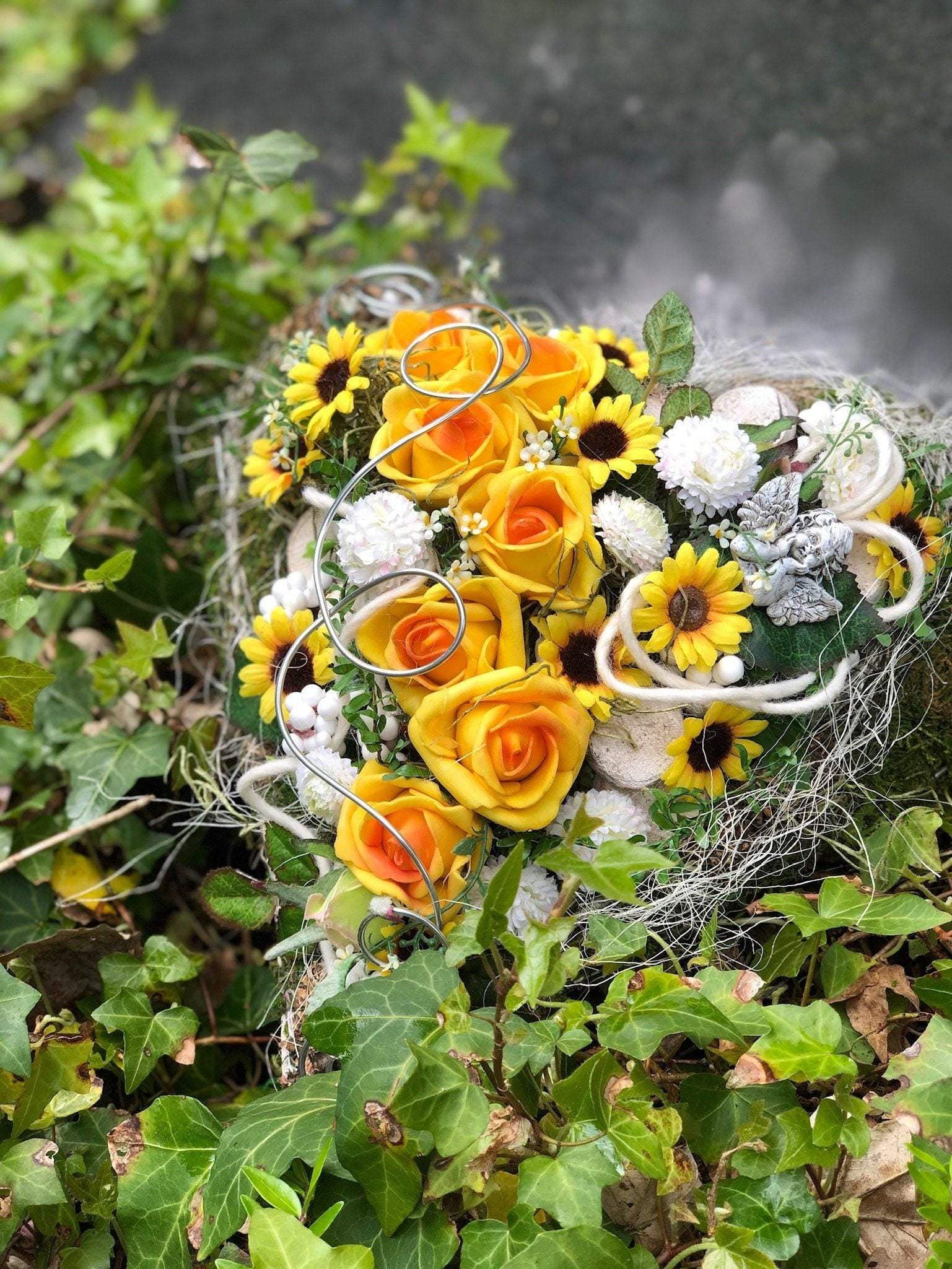 Grabgesteck Grabschmuck Herz Rosen Sonnenblumen Astern Birkenscheiben Filz Draht Engel Grabdekoration Grabschmuck Allerheiligen – handgemacht aus Seiden- und Kunstblumen, langlebig & pflegeleicht von SarahsFlowerStudio