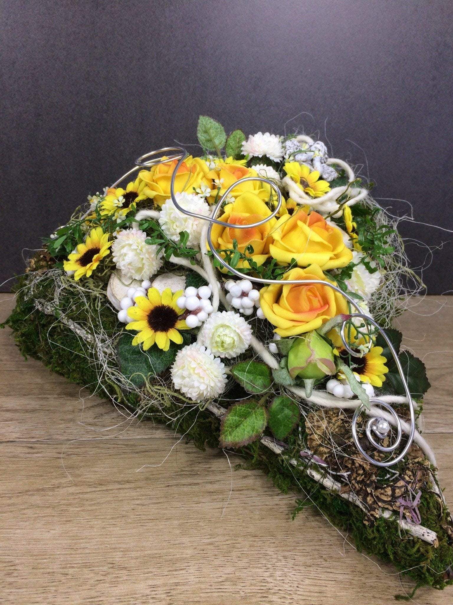 Grabgesteck Grabschmuck Herz Rosen Sonnenblumen Astern Birkenscheiben Filz Draht Engel Grabdekoration Grabschmuck Allerheiligen – handgemacht aus Seiden- und Kunstblumen, langlebig & pflegeleicht von SarahsFlowerStudio
