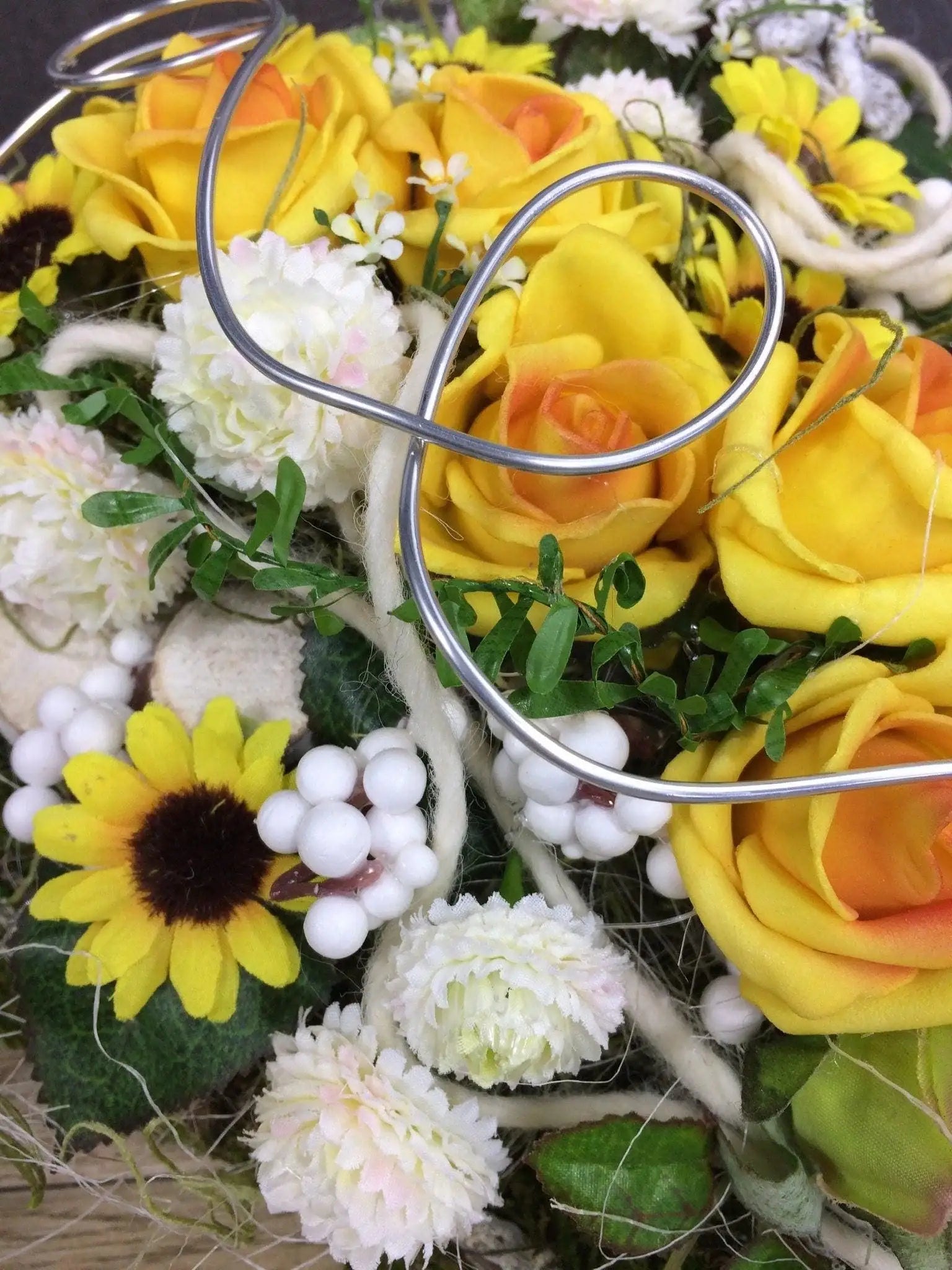 Grabgesteck Grabschmuck Herz Rosen Sonnenblumen Astern Birkenscheiben Filz Draht Engel Grabdekoration Grabschmuck Allerheiligen – handgemacht aus Seiden- und Kunstblumen, langlebig & pflegeleicht von SarahsFlowerStudio
