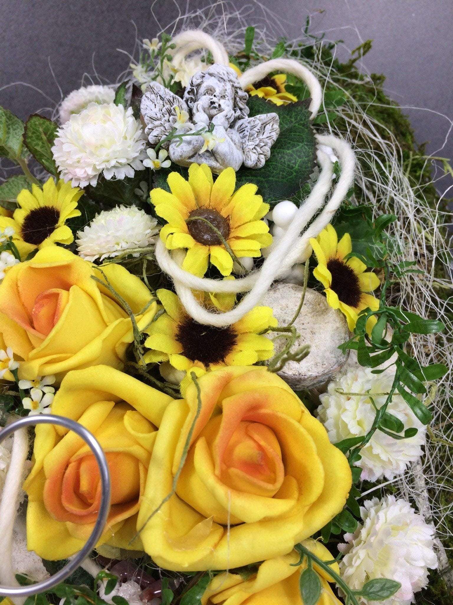 Grabgesteck Grabschmuck Herz Rosen Sonnenblumen Astern Birkenscheiben Filz Draht Engel Grabdekoration Grabschmuck Allerheiligen – handgemacht aus Seiden- und Kunstblumen, langlebig & pflegeleicht von SarahsFlowerStudio