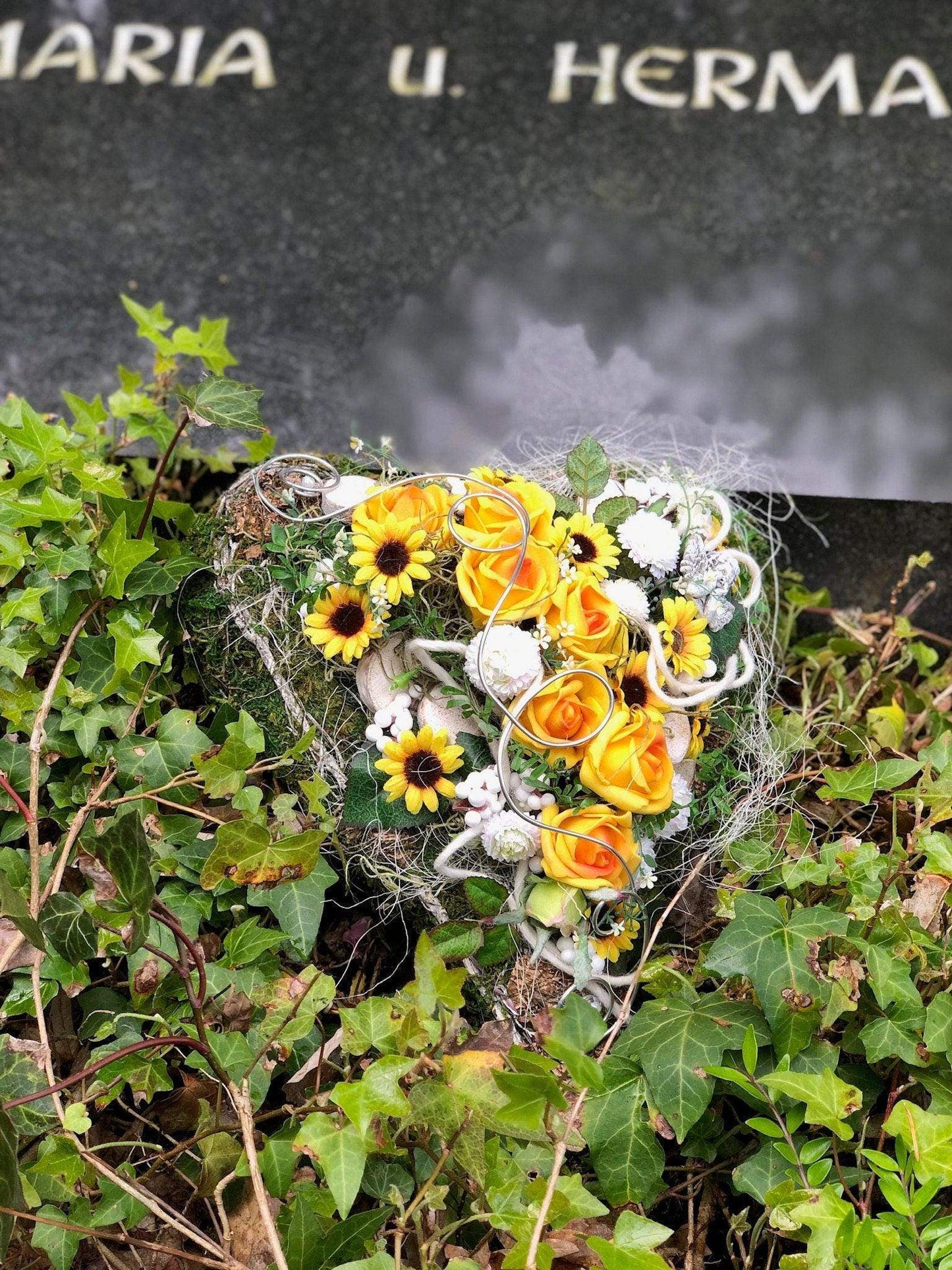 Grabgesteck Grabschmuck Herz Rosen Sonnenblumen Astern Birkenscheiben Filz Draht Engel Grabdekoration Grabschmuck Allerheiligen – handgemacht aus Seiden- und Kunstblumen, langlebig & pflegeleicht von SarahsFlowerStudio