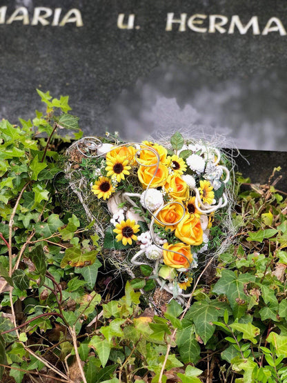 Grabgesteck Grabschmuck Herz Rosen Sonnenblumen Astern Birkenscheiben Filz Draht Engel Grabdekoration Grabschmuck Allerheiligen – handgemacht aus Seiden- und Kunstblumen, langlebig & pflegeleicht von SarahsFlowerStudio