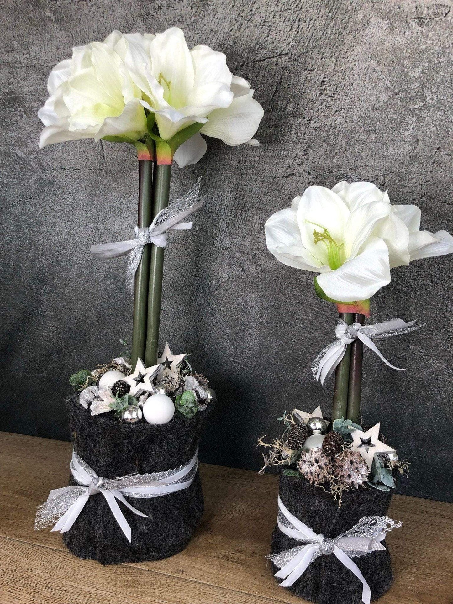 Adventsgesteck Amaryllis Gesteck Eukalyptus Künstlich Modern Zapfen Weiß – handgemacht aus Seiden- und Kunstblumen, langlebig & pflegeleicht von SarahsFlowerStudio