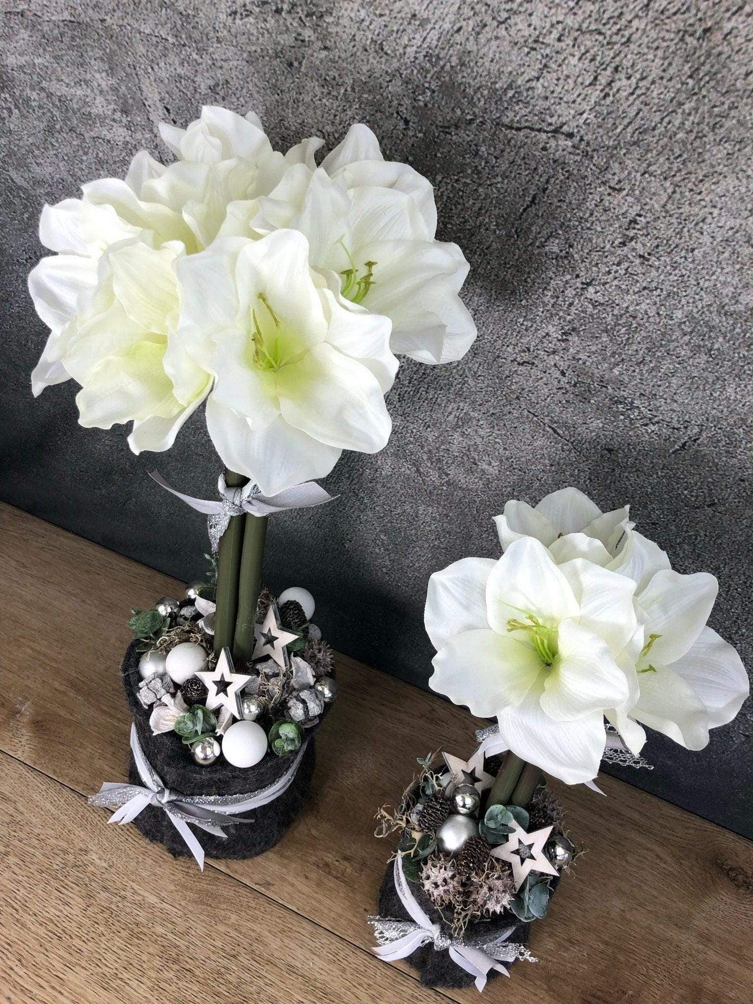 Adventsgesteck Amaryllis Gesteck Eukalyptus Künstlich Modern Zapfen Weiß – handgemacht aus Seiden- und Kunstblumen, langlebig & pflegeleicht von SarahsFlowerStudio